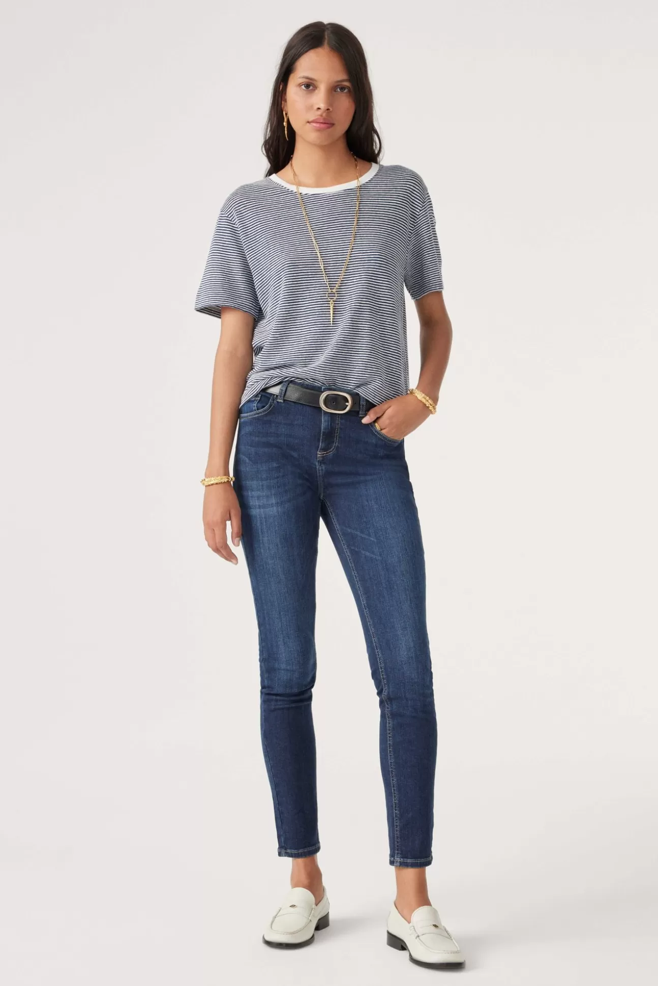 Abito Aimi di Ba&Sh - Eleganza Senza Tempo con Tocco Moderno 

Scopri la Silhouette Perfetta: Aimi di Ba&Sh in Edizione Speciale 

Il Nuovo Must-Have: Abito Aimi di Ba&Sh per Stile Irresistibile 

Aimi by Ba&Sh - L’Essenza del Comfort Glamour per Donne Cosmopolite 

Abito Corto Aimi - La Rivisitazione Ba&Sh del Classico Casual Chic