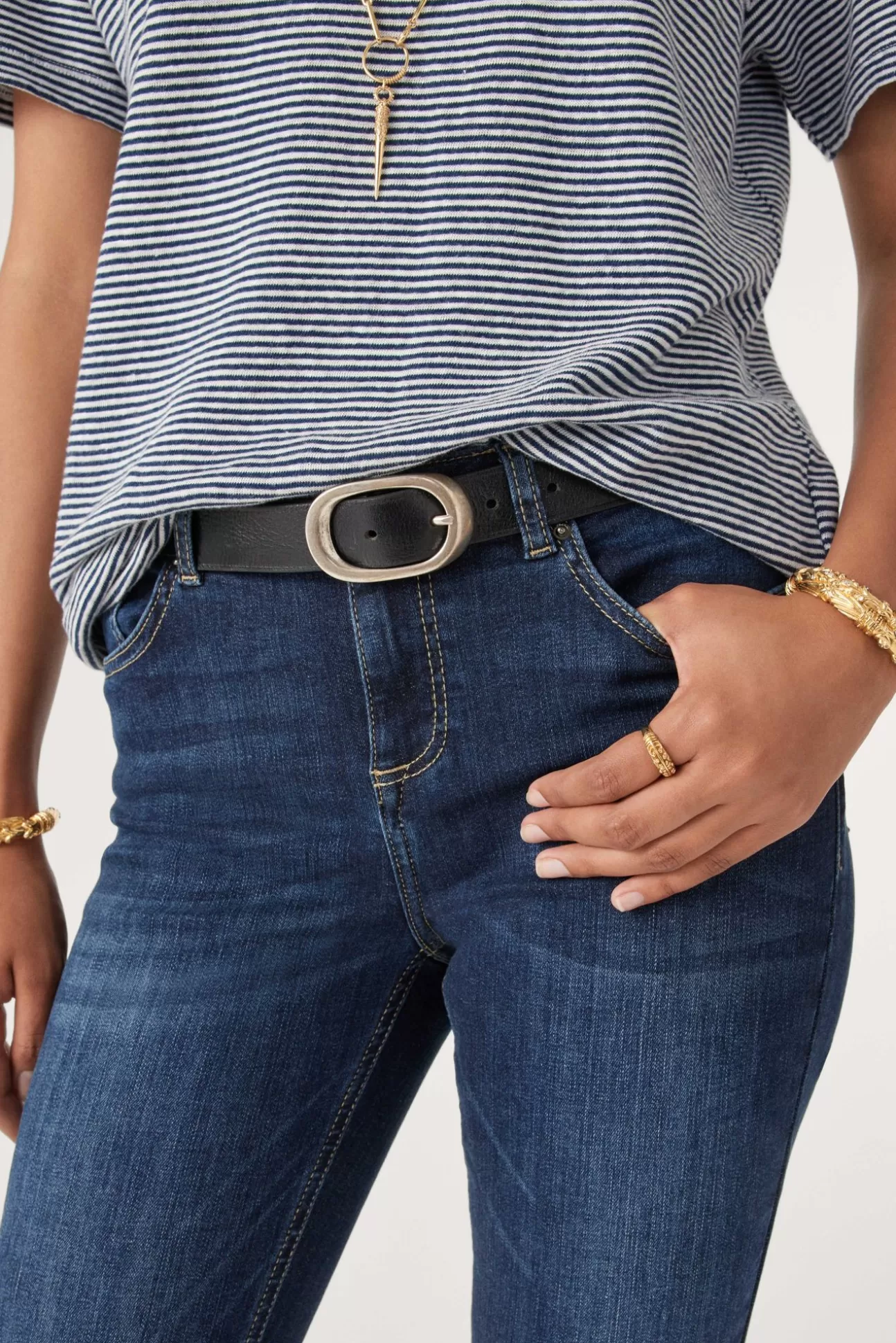 Abito Aimi di Ba&Sh - Eleganza Senza Tempo con Tocco Moderno 

Scopri la Silhouette Perfetta: Aimi di Ba&Sh in Edizione Speciale 

Il Nuovo Must-Have: Abito Aimi di Ba&Sh per Stile Irresistibile 

Aimi by Ba&Sh - L’Essenza del Comfort Glamour per Donne Cosmopolite 

Abito Corto Aimi - La Rivisitazione Ba&Sh del Classico Casual Chic