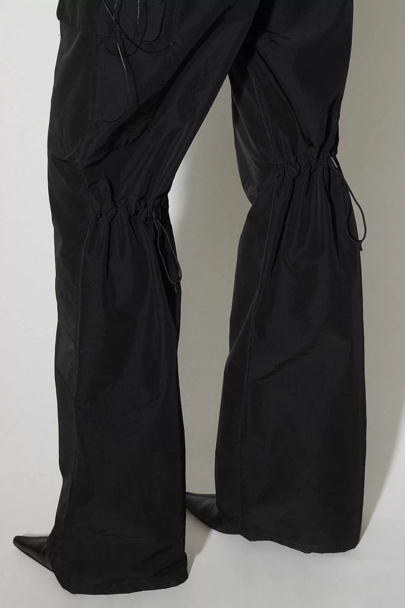 PANTALONI OUR LEGACY - Modello Alloy Byxa in Tessuto Tecnico Nylon, Elegante Nero per Stile senza Tempo