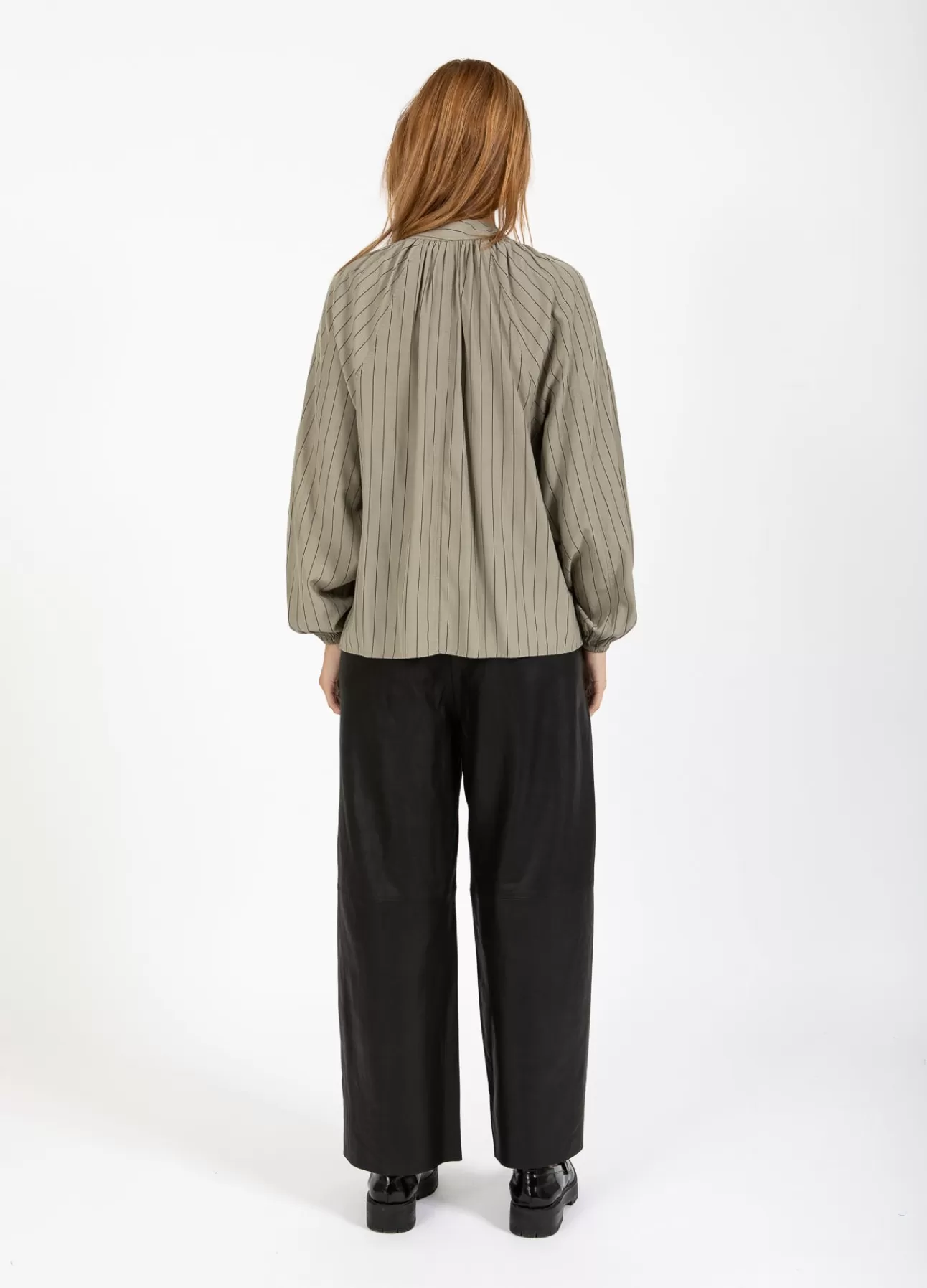 Camicia Elegante con Design Asimmetrico - Linee Innovative per Donna | Coster Copenhagen Moda Contemporanea