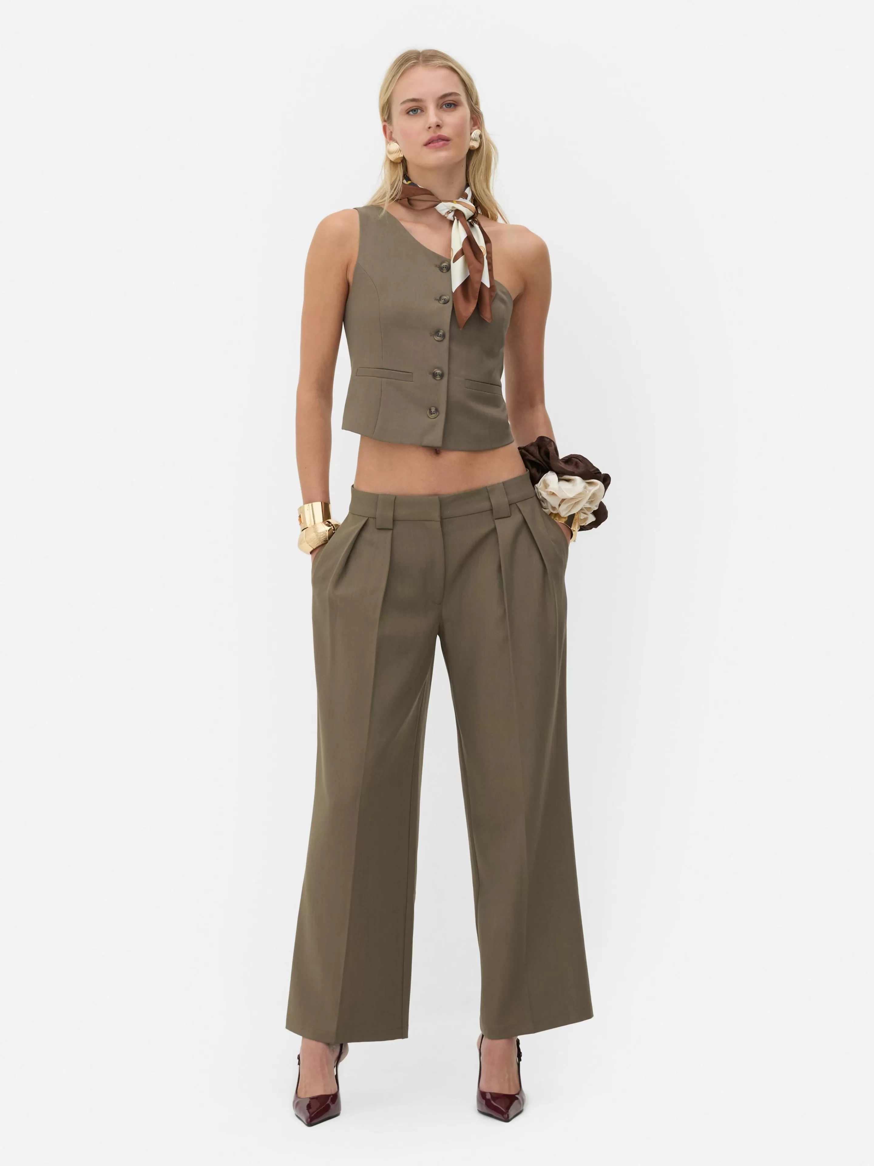 Pantaloni Plissettati Eleganti a Gamba Svasata - Collezione Rita Ora in Tonalità Terra, Disponibili da Primark 

(：Castanho