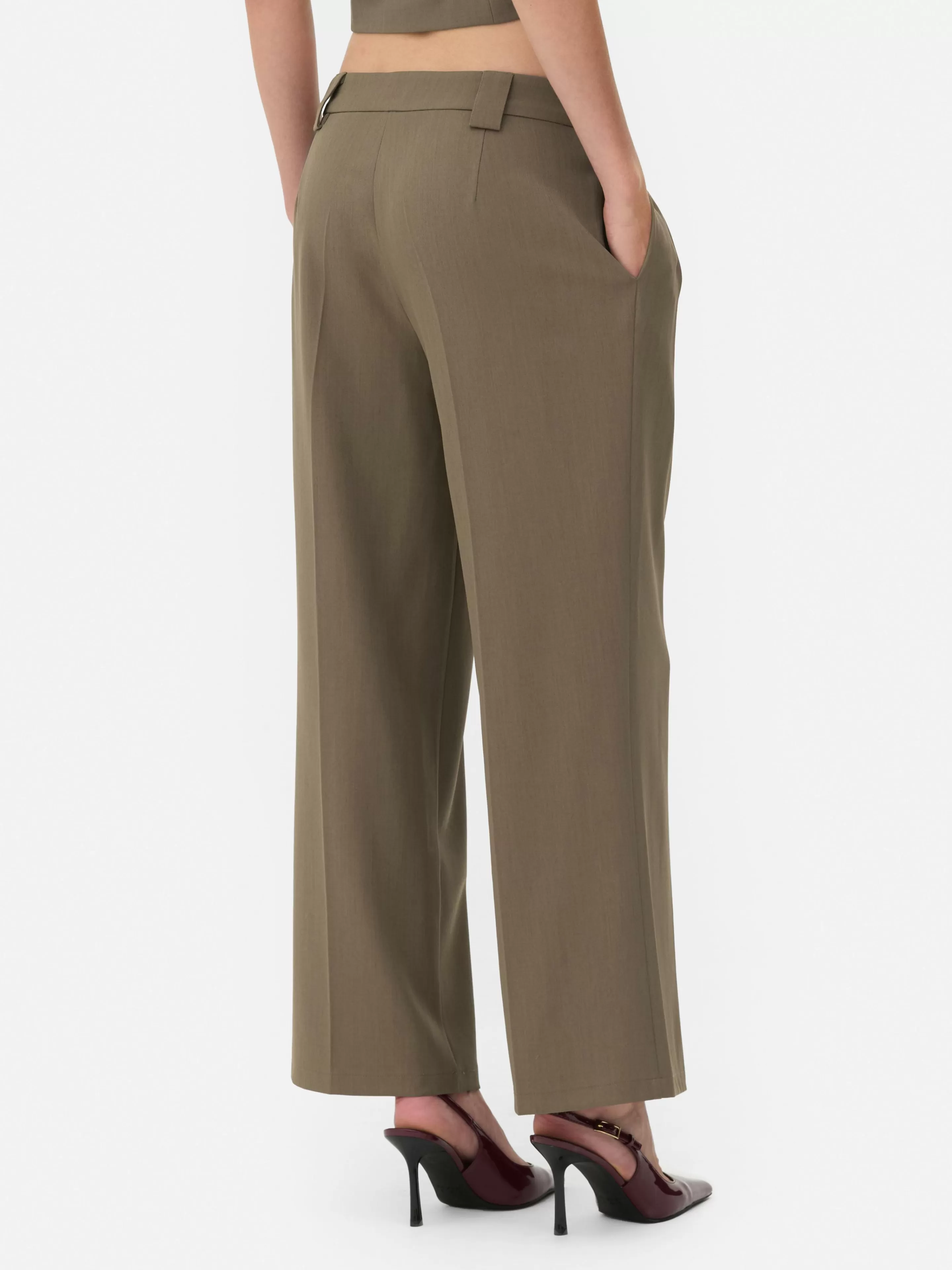 Pantaloni Plissettati Eleganti a Gamba Svasata - Collezione Rita Ora in Tonalità Terra, Disponibili da Primark 

(：Castanho