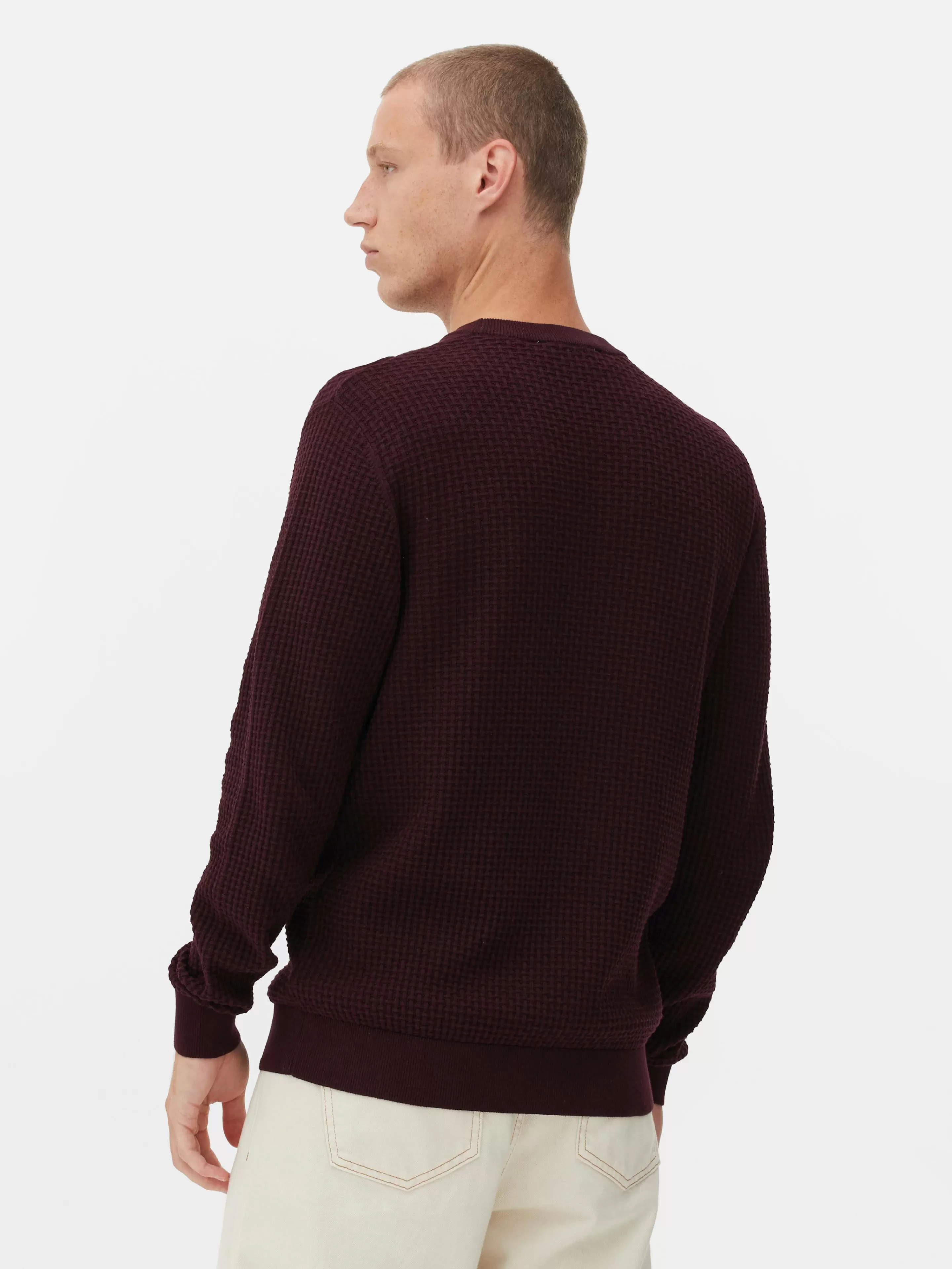 Primark Maglione a collo tondo in tessuto lavorato a coste - Intreccio artigianale con tonalità elegante bordeaux 

Perfetto per stili casual-chic, realizzato in morbido filato invernale. Confeccionada em malha de ponto canelado, detalhes que valorizam o visual. Dettagli artigianali per un look casual raffinato