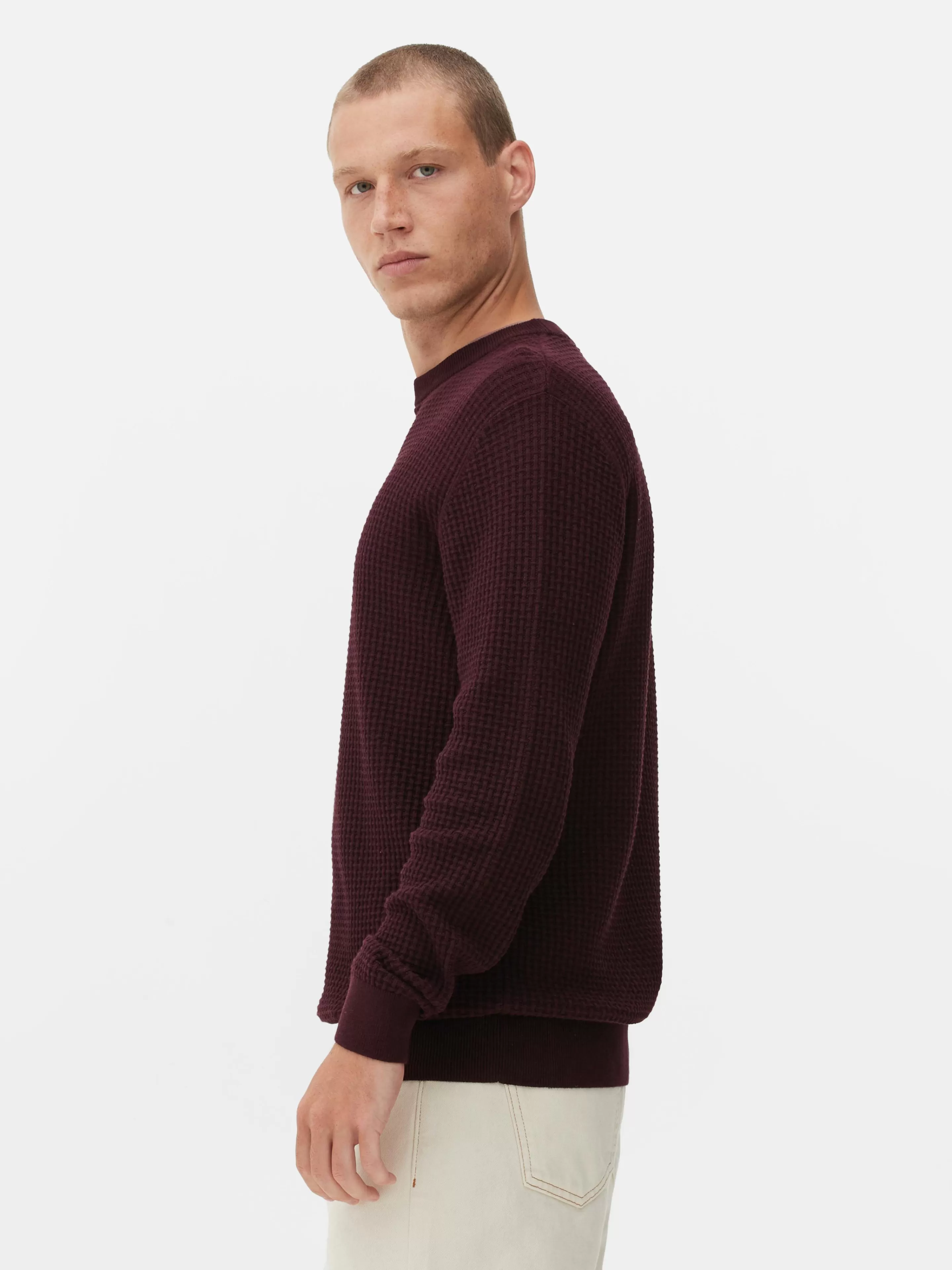Primark Maglione a collo tondo in tessuto lavorato a coste - Intreccio artigianale con tonalità elegante bordeaux 

Perfetto per stili casual-chic, realizzato in morbido filato invernale. Confeccionada em malha de ponto canelado, detalhes que valorizam o visual. Dettagli artigianali per un look casual raffinato
