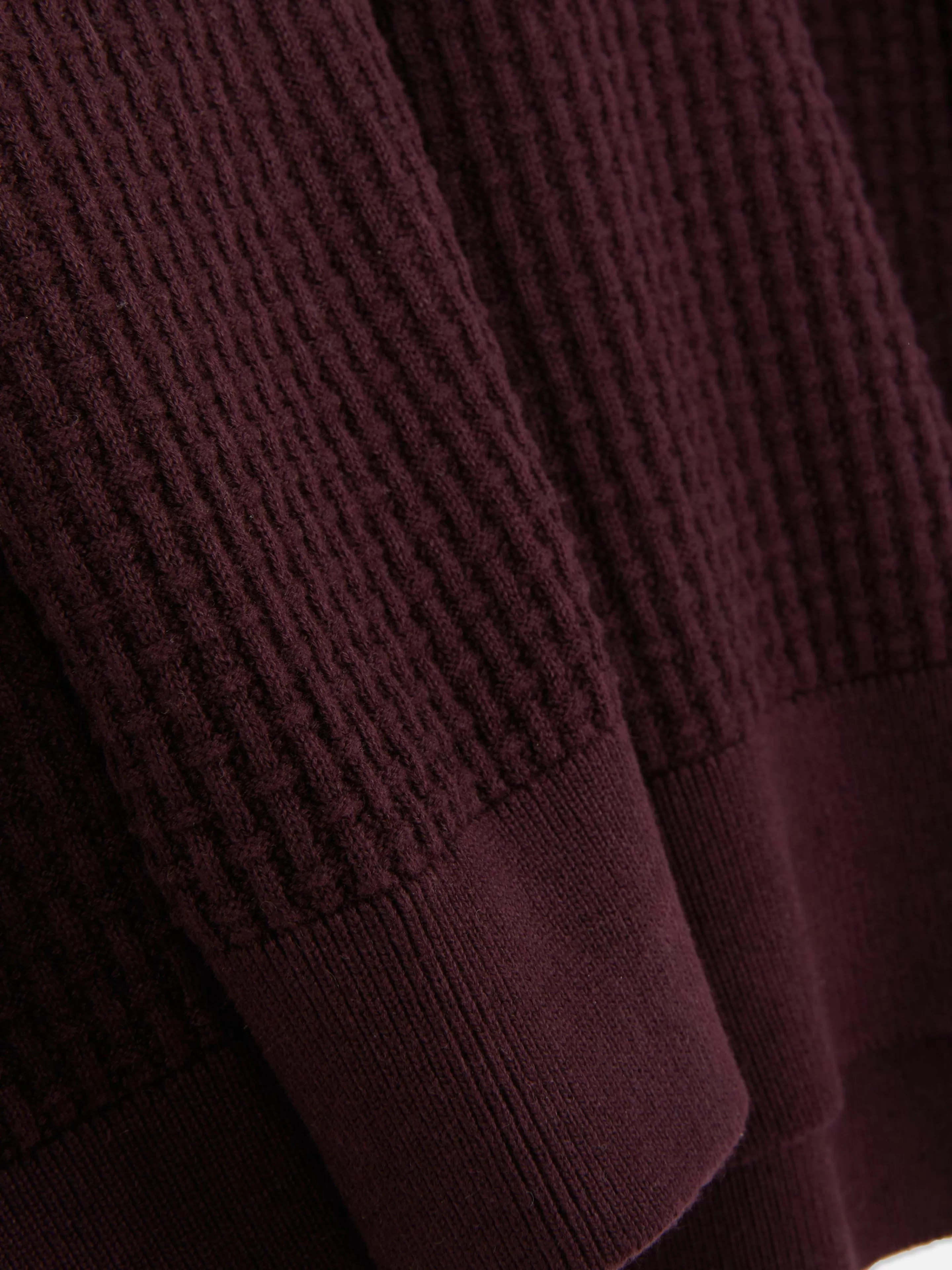 Primark Maglione a collo tondo in tessuto lavorato a coste - Intreccio artigianale con tonalità elegante bordeaux 

Perfetto per stili casual-chic, realizzato in morbido filato invernale. Confeccionada em malha de ponto canelado, detalhes que valorizam o visual. Dettagli artigianali per un look casual raffinato