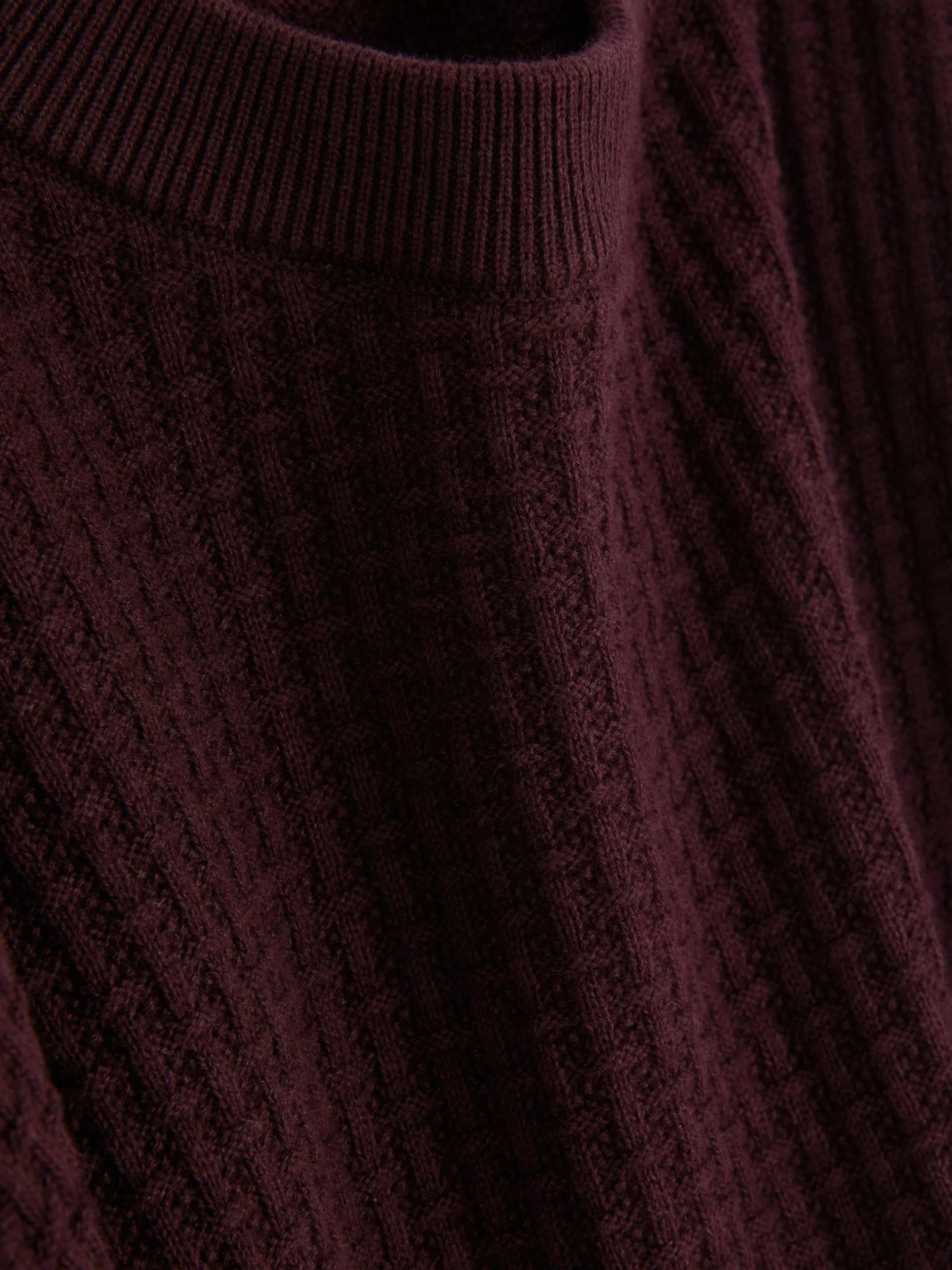 Primark Maglione a collo tondo in tessuto lavorato a coste - Intreccio artigianale con tonalità elegante bordeaux 

Perfetto per stili casual-chic, realizzato in morbido filato invernale. Confeccionada em malha de ponto canelado, detalhes que valorizam o visual. Dettagli artigianali per un look casual raffinato