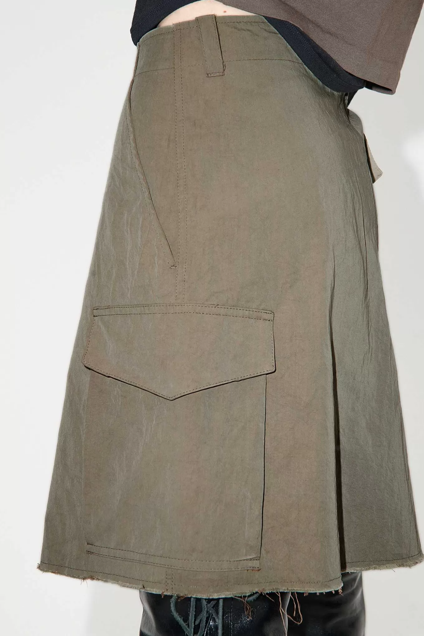 L'Eredità di Stile: Pantaloni Cargo Kjol in Solaro Rigato - Tessuto High-Twist con Note di Pino