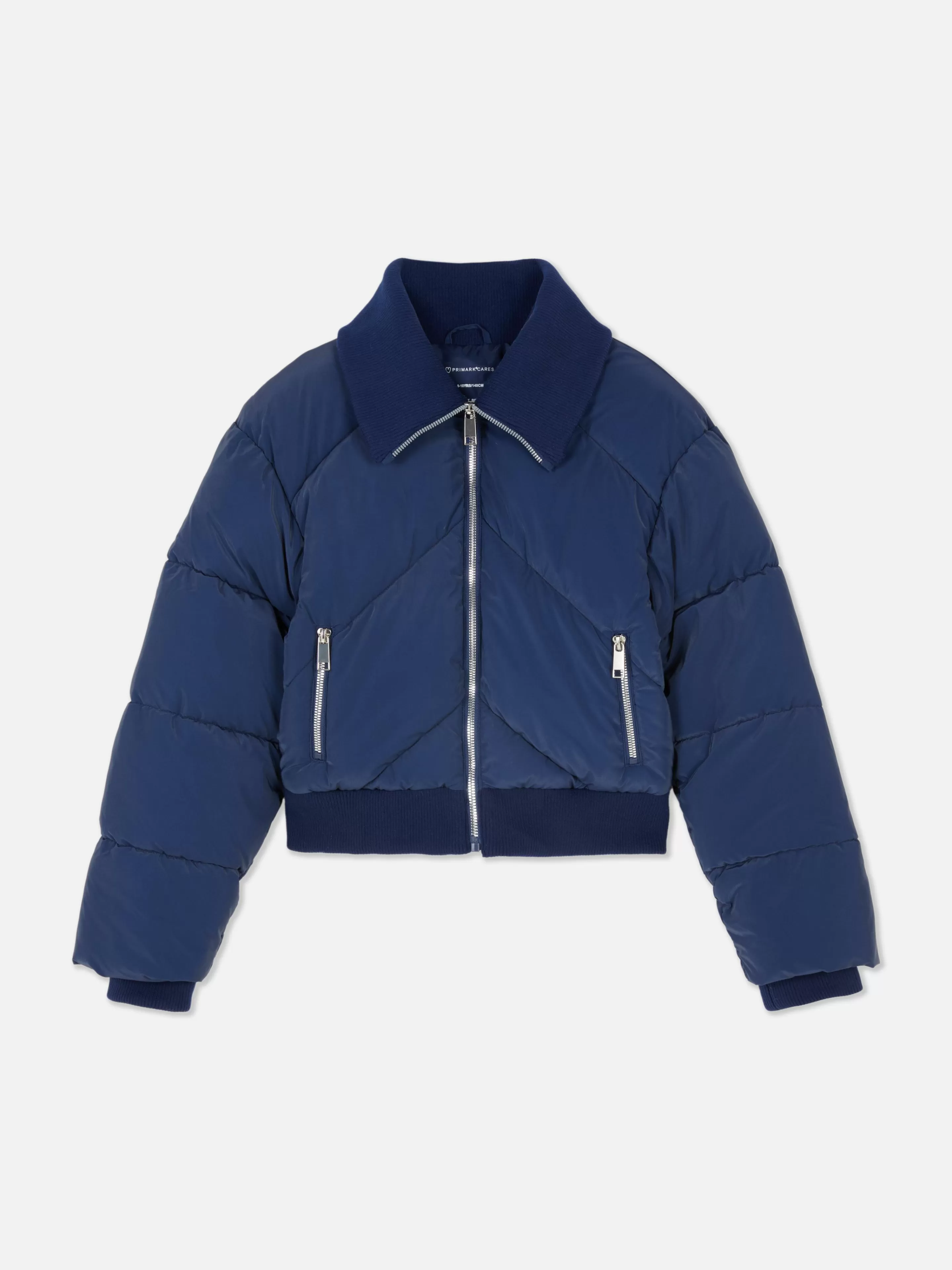 Giacca Imbottita Inverno 2024 con Collare - Primark Blu Navy Stile Casual  

Questo capo imbottito a collo alto unisce calore e tendenza.  
Design moderno in tessuto antipiega con fodera termica.  
Disponibile nelle taglie S-XXL, perfetto per look urbani.