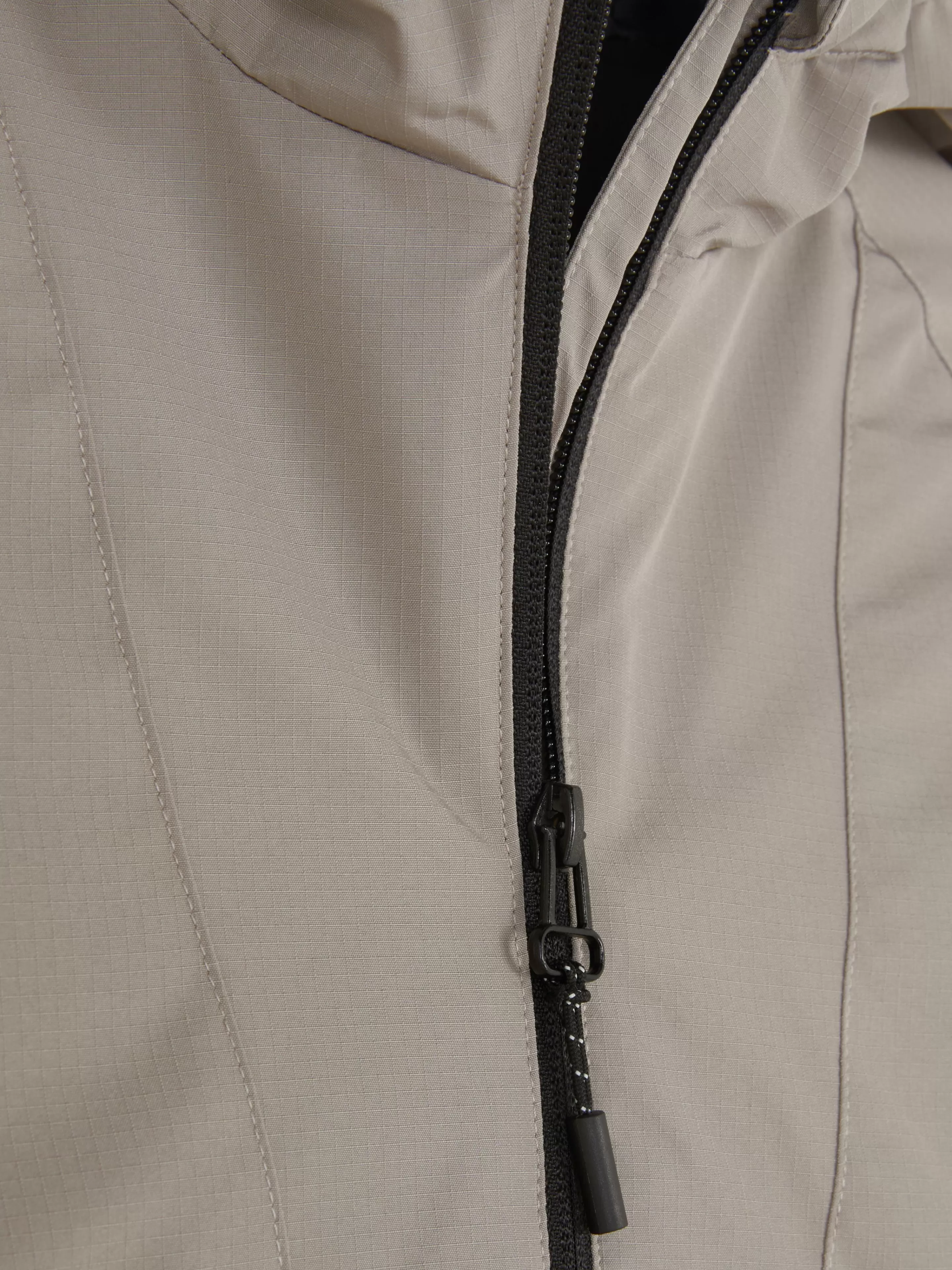Giacca a Vento Sportiva Primark con Cappuccio e Chiusura Parziale, Ideale per Corsa - Grigio Pietra