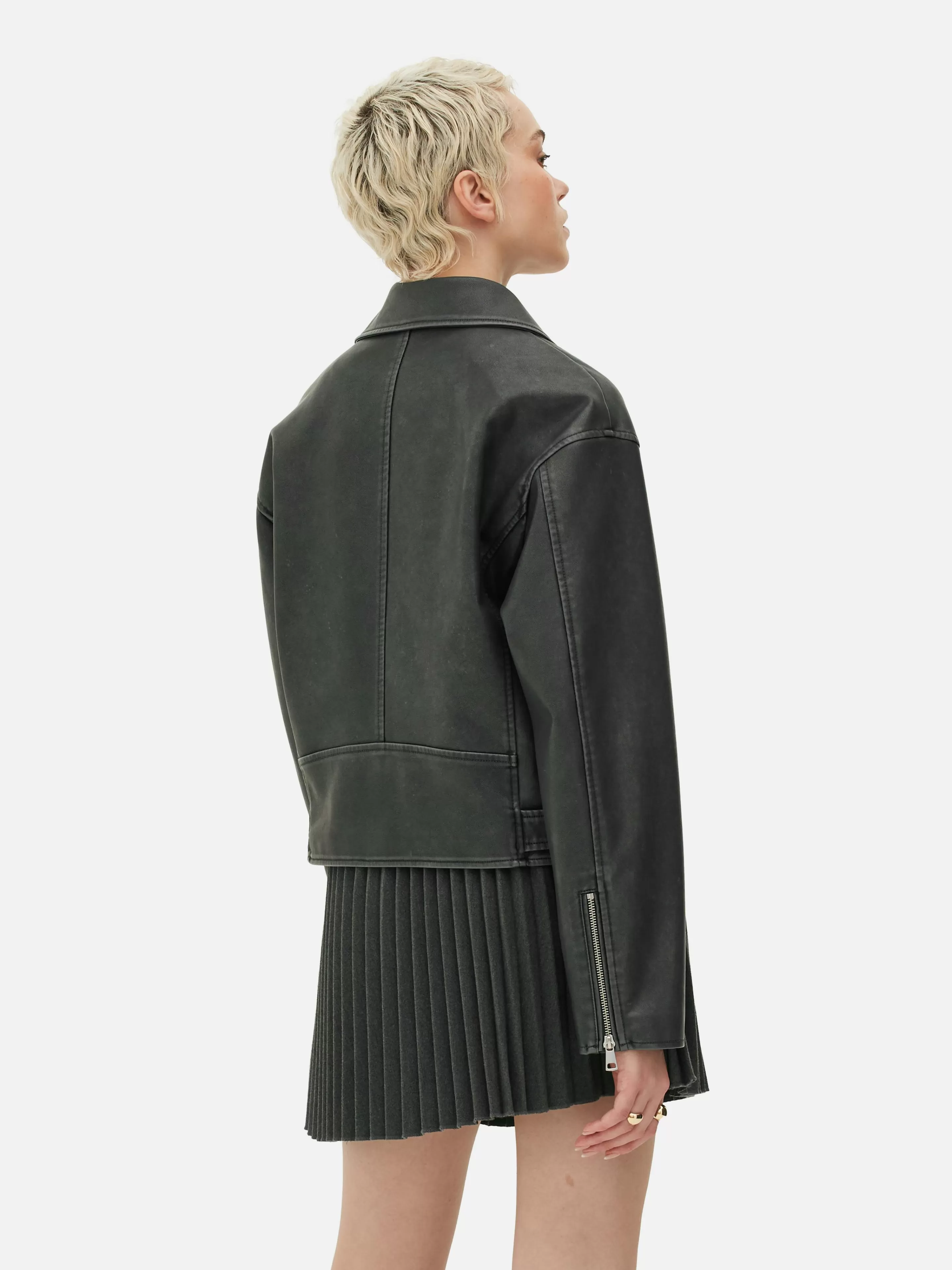 Primark Giacca Motociclista in Finta Pelle Effetto Sfregiato - Grigio Antracite, Stile Urban e Casual, Perfetta per Look Ribelli e Intensi