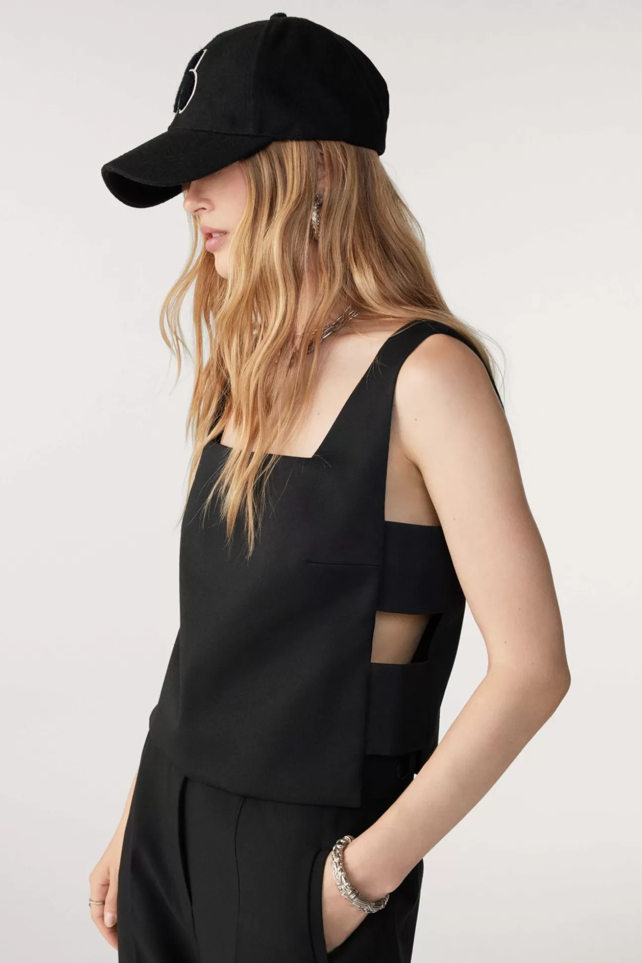 Claudia di Ba&Sh - Abito Total Black in Edizione Limitata  
Saldi Lampo: -50% per soli 24 ore  
Abbinala ai tuoi look preferiti con questa iconica nuance!  
Offerta Imperdibile solo su Sito Ufficiale
