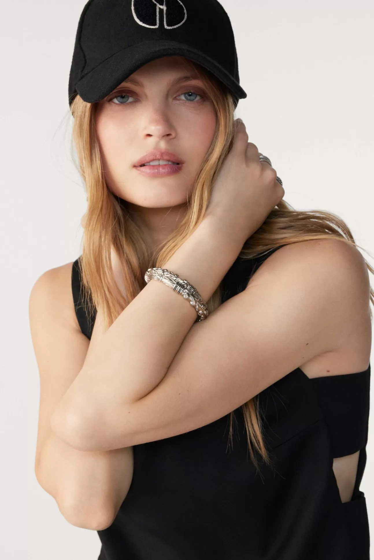 Claudia di Ba&Sh - Abito Total Black in Edizione Limitata  
Saldi Lampo: -50% per soli 24 ore  
Abbinala ai tuoi look preferiti con questa iconica nuance!  
Offerta Imperdibile solo su Sito Ufficiale