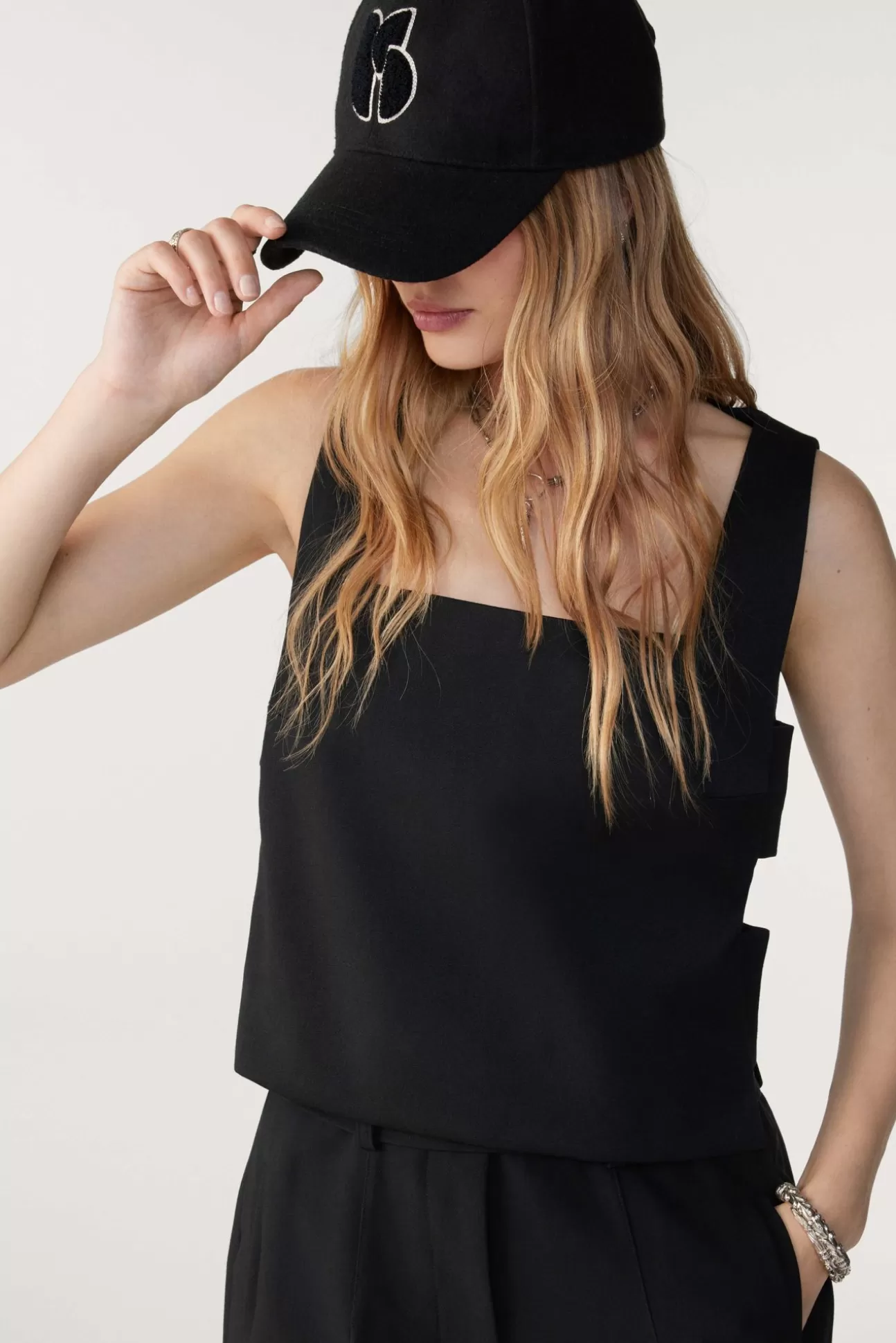 Claudia di Ba&Sh - Abito Total Black in Edizione Limitata  
Saldi Lampo: -50% per soli 24 ore  
Abbinala ai tuoi look preferiti con questa iconica nuance!  
Offerta Imperdibile solo su Sito Ufficiale