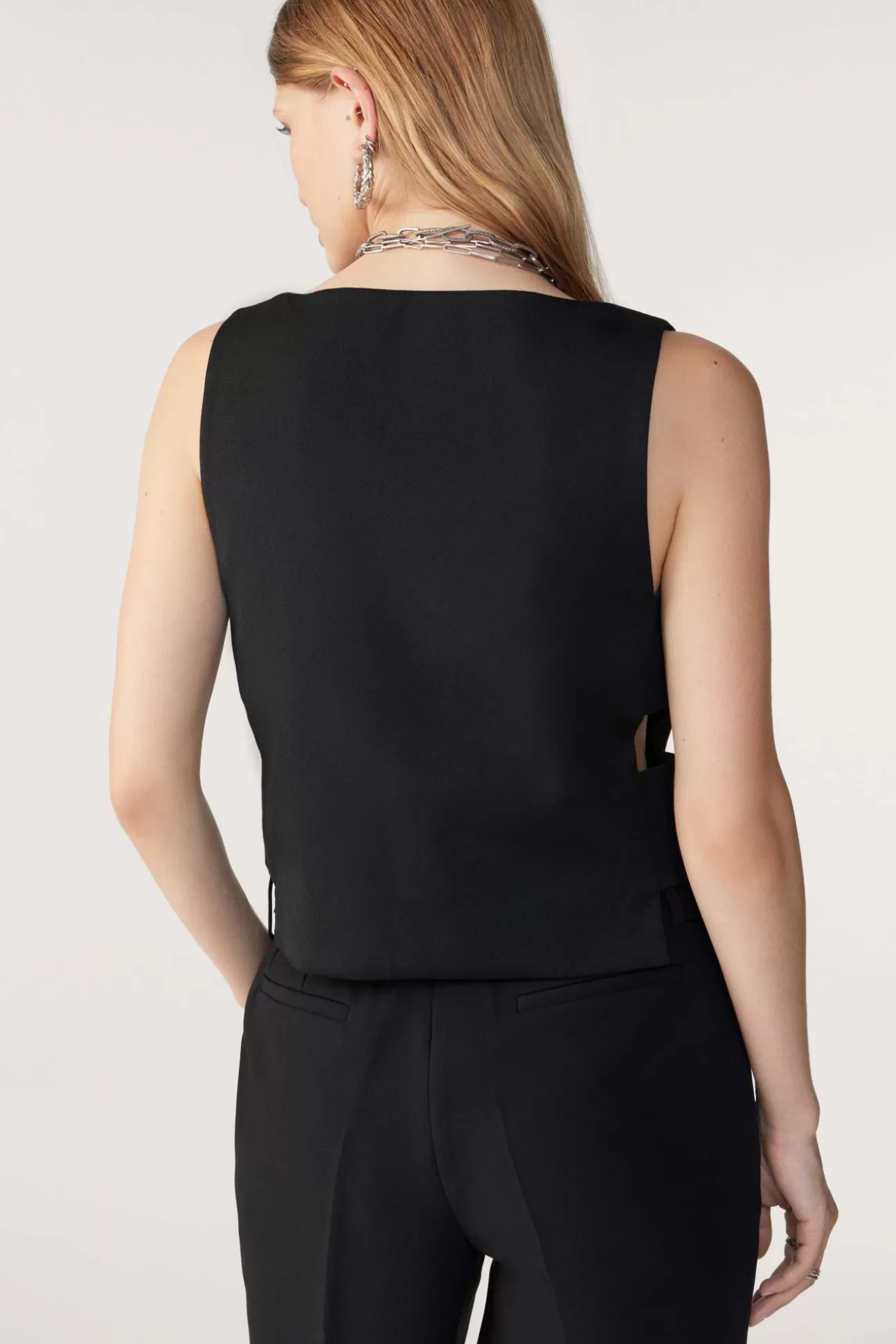 Claudia di Ba&Sh - Abito Total Black in Edizione Limitata  
Saldi Lampo: -50% per soli 24 ore  
Abbinala ai tuoi look preferiti con questa iconica nuance!  
Offerta Imperdibile solo su Sito Ufficiale
