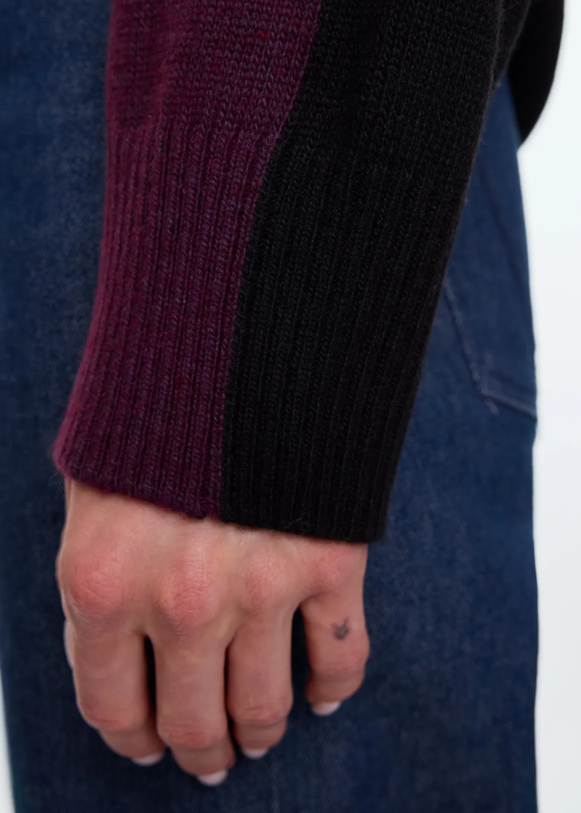 Maglione in Lana Morbida con Strisce Colorate | VANILIA  
Confortevole design geometrico e composizione cromatica  
Ideale per look casual e abbinamenti creativi  
Disponibilità immediata e consegna rapida