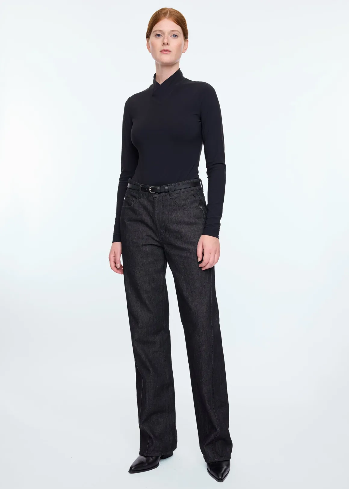 VANILIA - Body Elegante a Scollo Incrociato in Tessuto Morbido, Nero - Modello Top di Tendenza