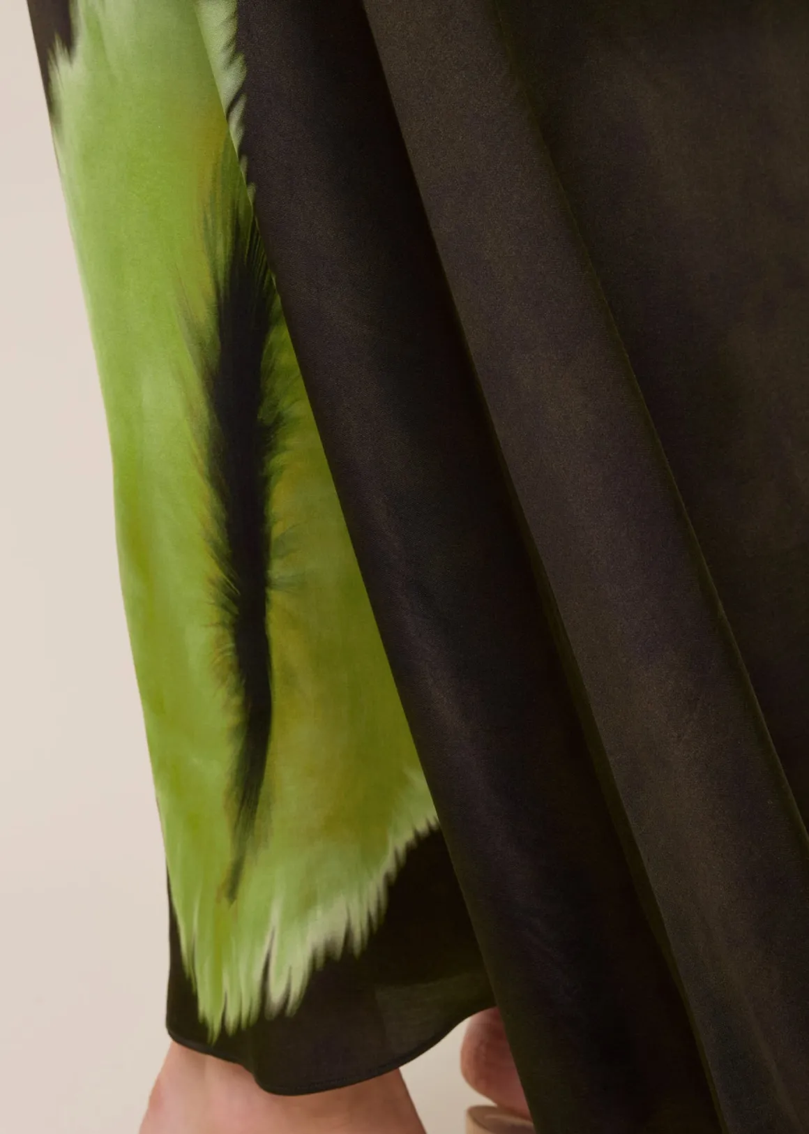 Gonna estiva in viscosa con dettagli piumati - Verde Foresta Notturna e Motivi Tropicali | Collezione VANILIA | Abbigliamento Boutique 

(：、、，，。)