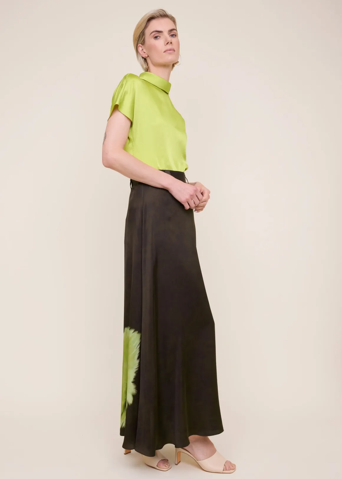 Gonna estiva in viscosa con dettagli piumati - Verde Foresta Notturna e Motivi Tropicali | Collezione VANILIA | Abbigliamento Boutique 

(：、、，，。)