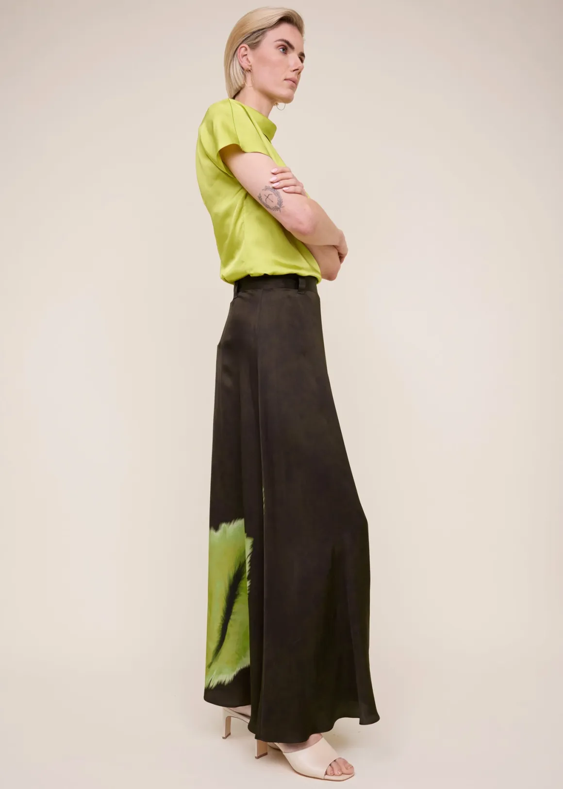 Gonna estiva in viscosa con dettagli piumati - Verde Foresta Notturna e Motivi Tropicali | Collezione VANILIA | Abbigliamento Boutique 

(：、、，，。)