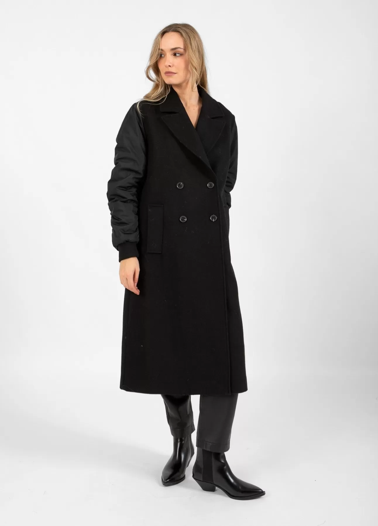 Cappotto bomber Copenhagen con maniche ispirate al giubbotto militare - Design danese moderno e funzionale per uno stile urban chic

（：