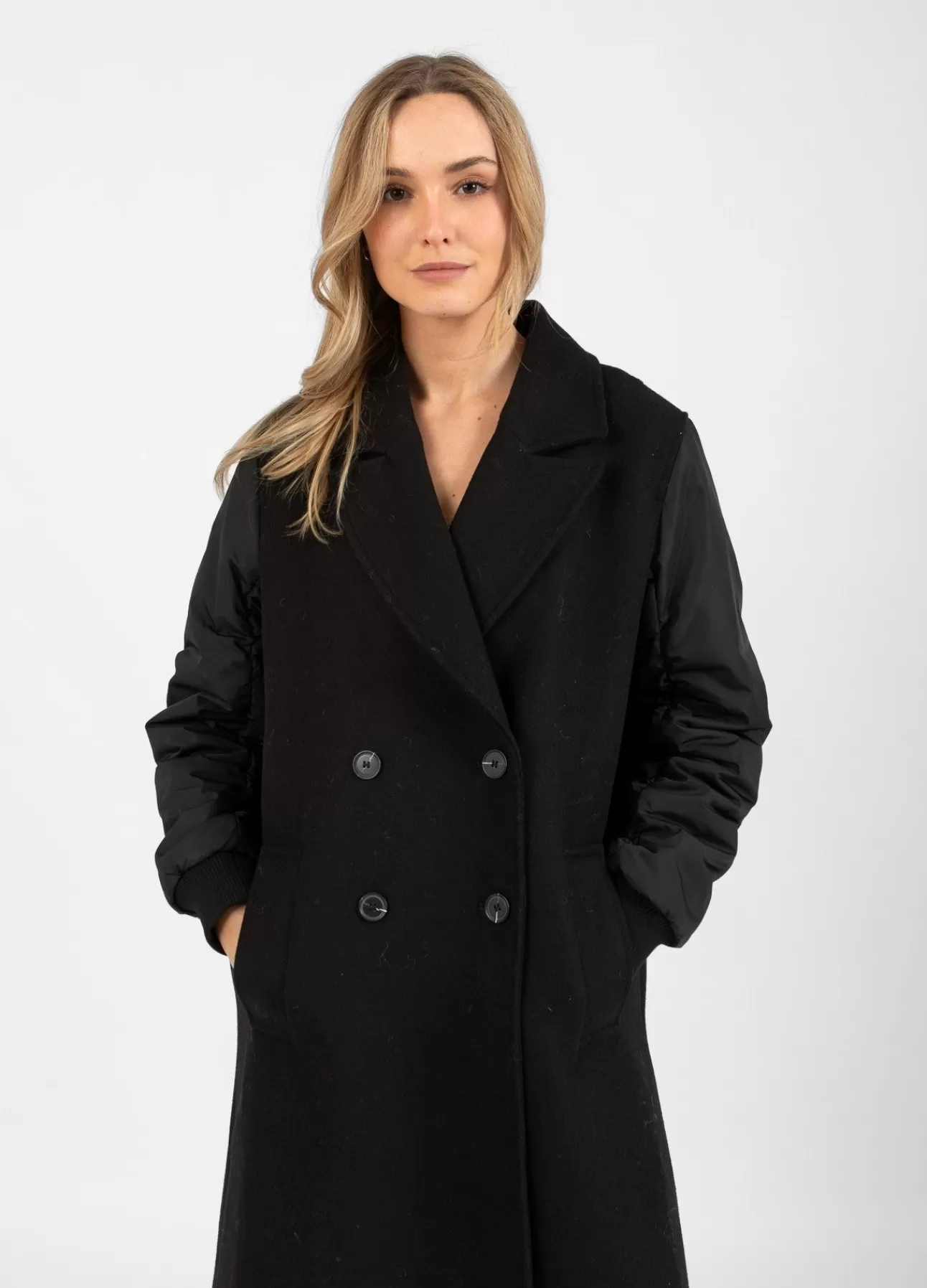Cappotto bomber Copenhagen con maniche ispirate al giubbotto militare - Design danese moderno e funzionale per uno stile urban chic

（：