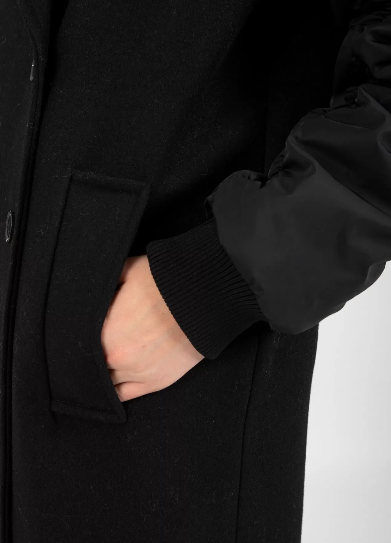 Cappotto bomber Copenhagen con maniche ispirate al giubbotto militare - Design danese moderno e funzionale per uno stile urban chic

（：