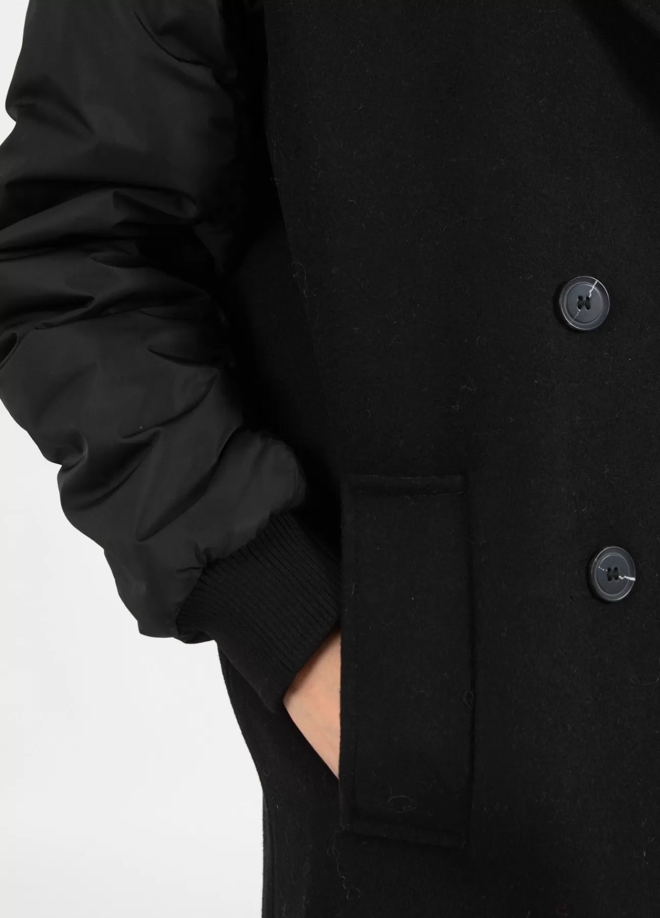 Cappotto bomber Copenhagen con maniche ispirate al giubbotto militare - Design danese moderno e funzionale per uno stile urban chic

（：