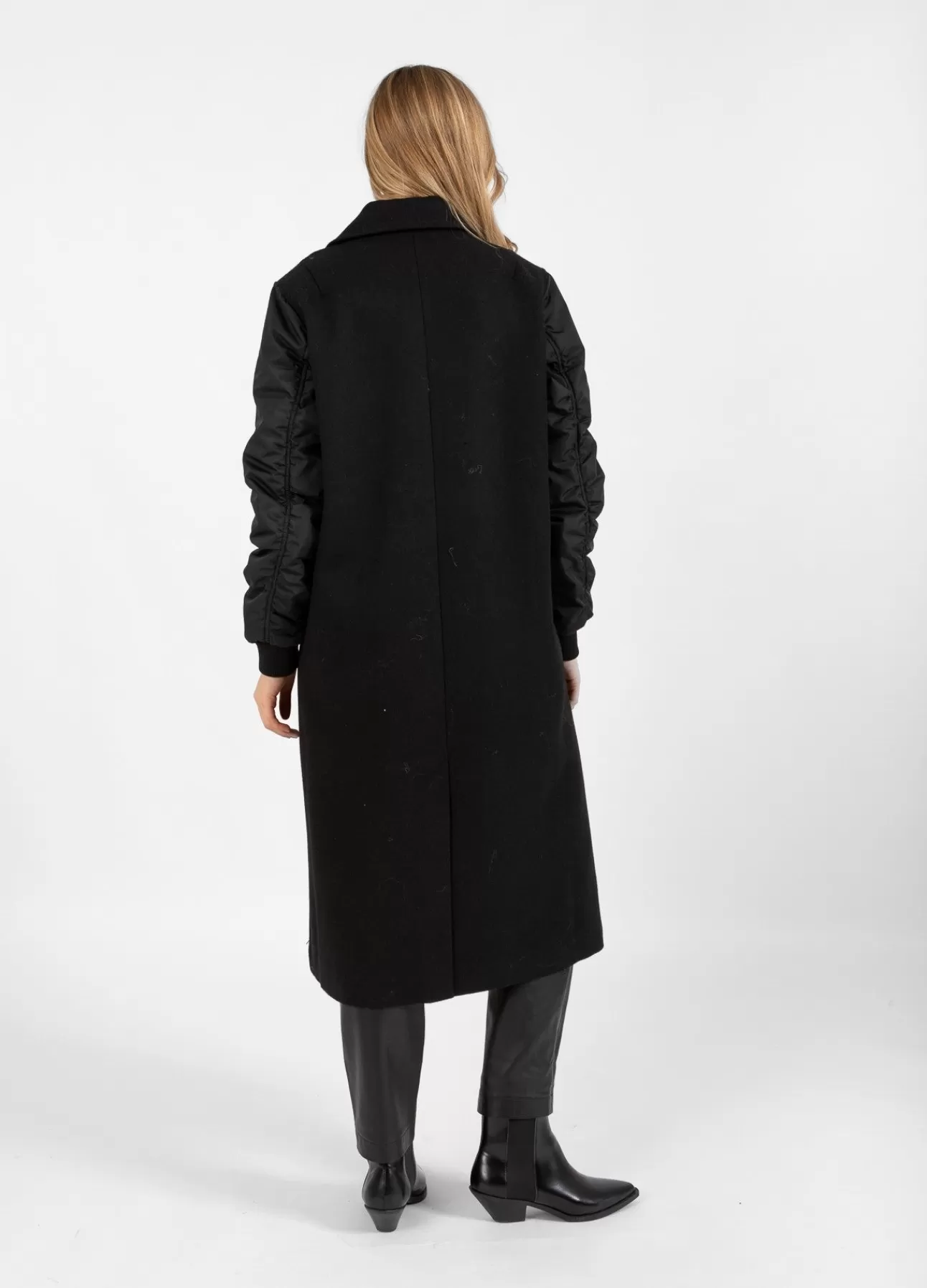 Cappotto bomber Copenhagen con maniche ispirate al giubbotto militare - Design danese moderno e funzionale per uno stile urban chic

（：