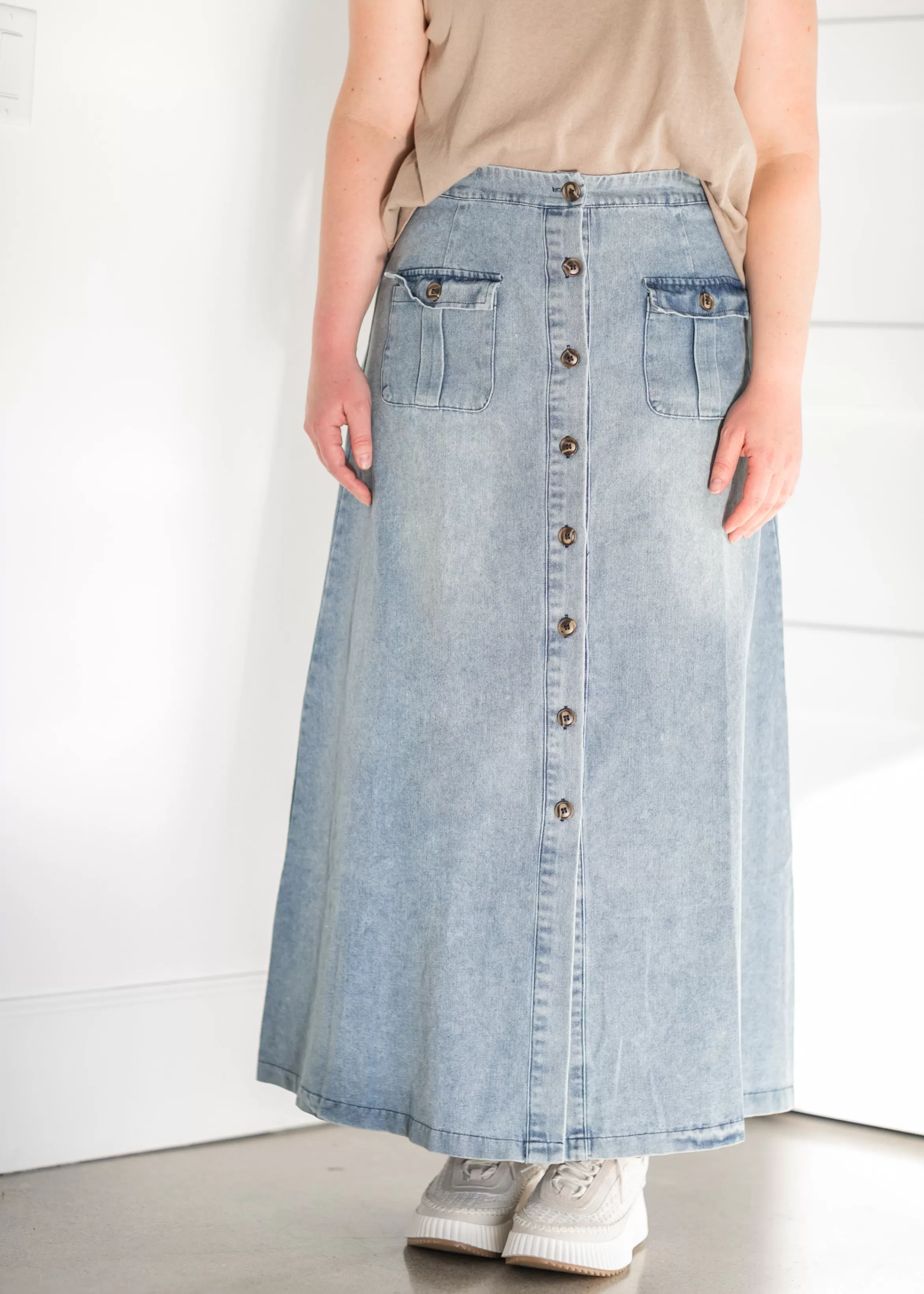 Promozione Mazik: Gonna Lunga in Denim con Bottoni Davanti e Taglio a Campana
