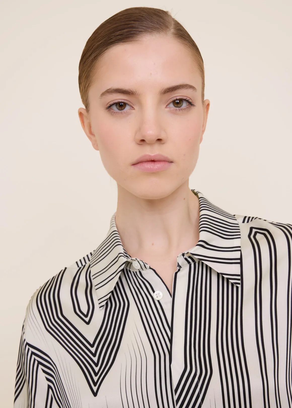 VANILIA Top elegante in viscosa con stampa floreale moderna - Edizione speciale saldi estate! Scopri la comodità raffinata per il tuo guardaroba quotidiano. Tessuto traspirante e taglio femminile, disponibile in tonalità esclusive. Offerta limitata!