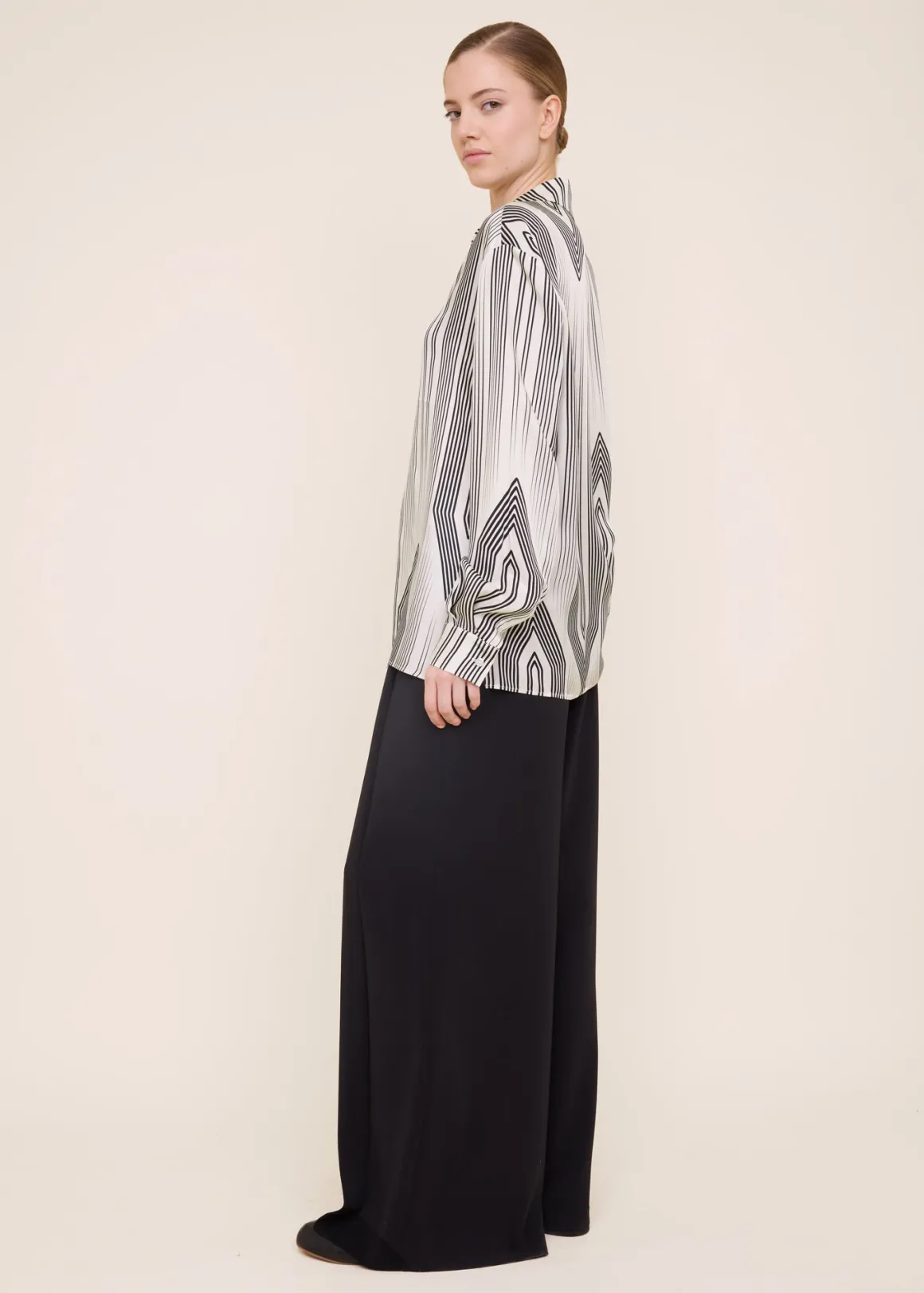 VANILIA Top elegante in viscosa con stampa floreale moderna - Edizione speciale saldi estate! Scopri la comodità raffinata per il tuo guardaroba quotidiano. Tessuto traspirante e taglio femminile, disponibile in tonalità esclusive. Offerta limitata!