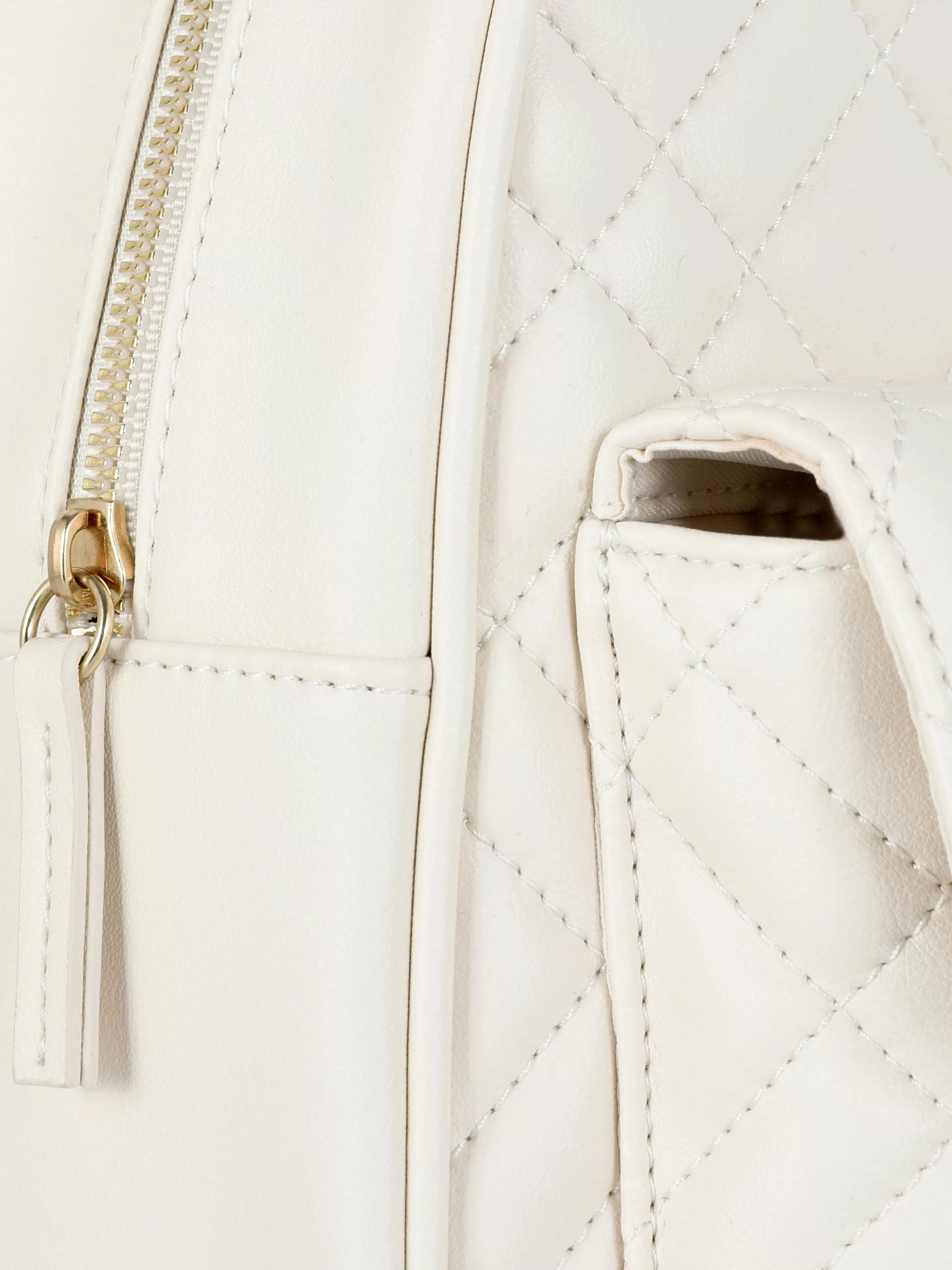 Primark Zaino Imbottito Mini Bianco: Design Moderno e Confortevole per l'Everyday

(：