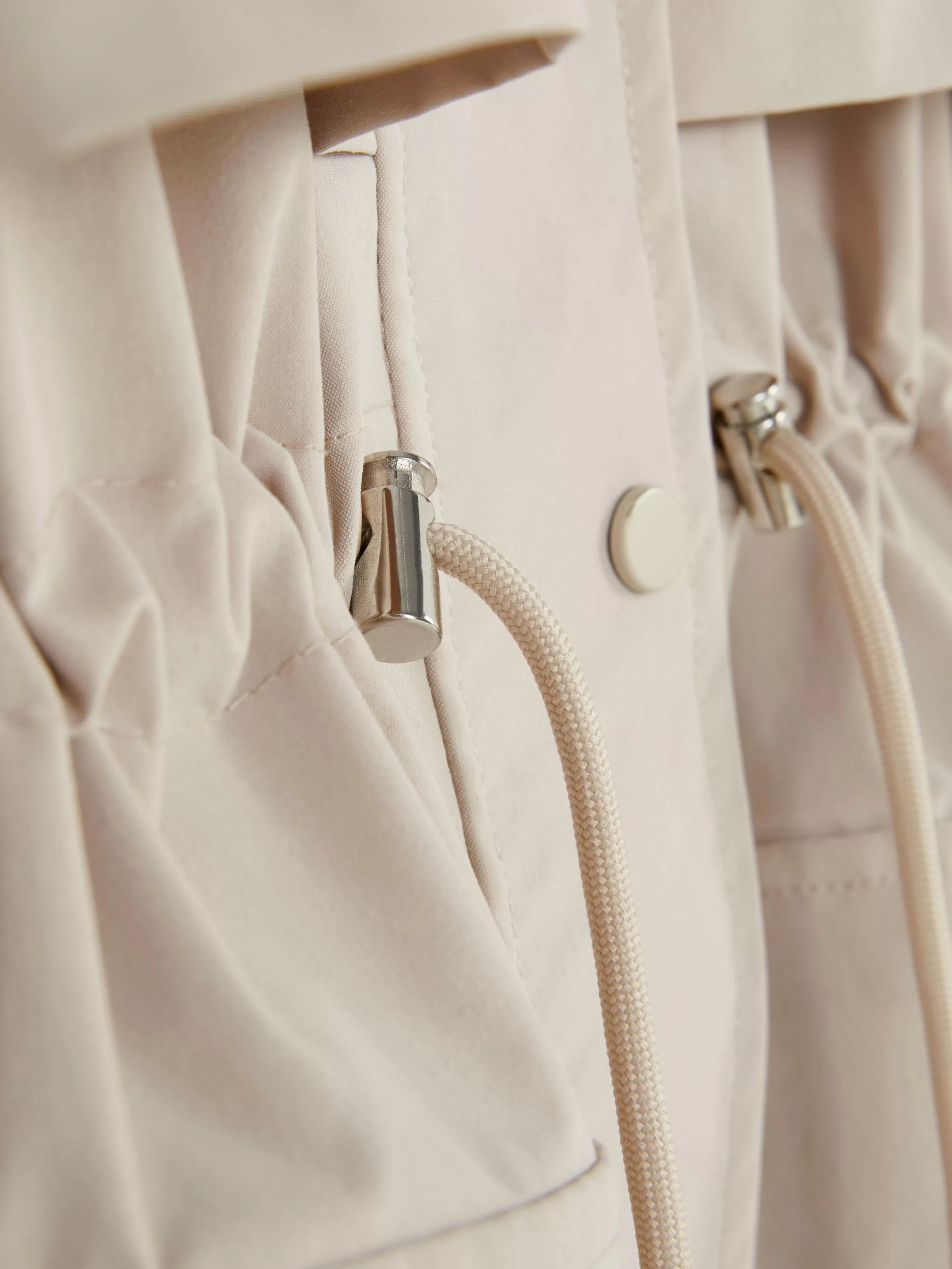 Giubbotto Parka Impermeabile Primark con Cappuccio Regolabile - Stile Urbano e Funzionale