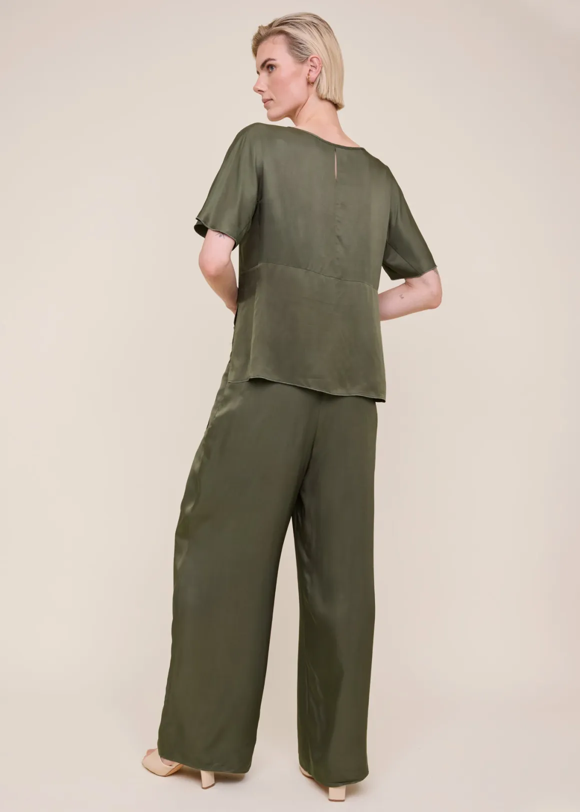 VANILIA Pantalone Avvolgente in Lussuoso Raso - Tonalità Elegante Foglia d'Uva | Conforto Chic con Fascia Vita Modellante | Promozione Esclusiva Estate 2024