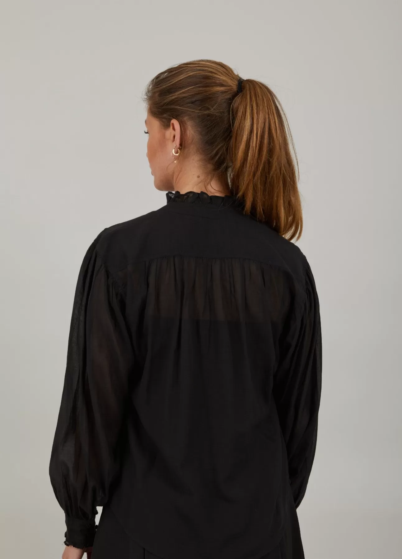 Camicia Donna Oversize Coster Copenhagen con Dettagli a Sbieco e Design Modulare