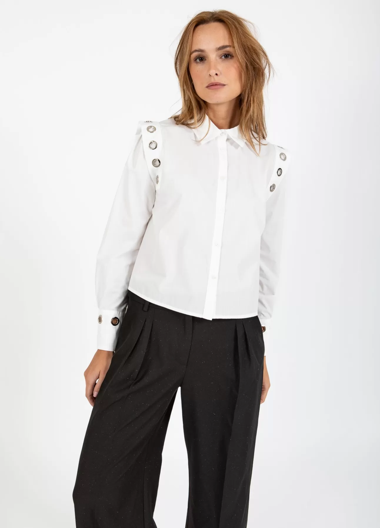 Camicia Coster Copenhagen con occhielli in metallo - Stile urban chic per donna, design nordico contemporaneo