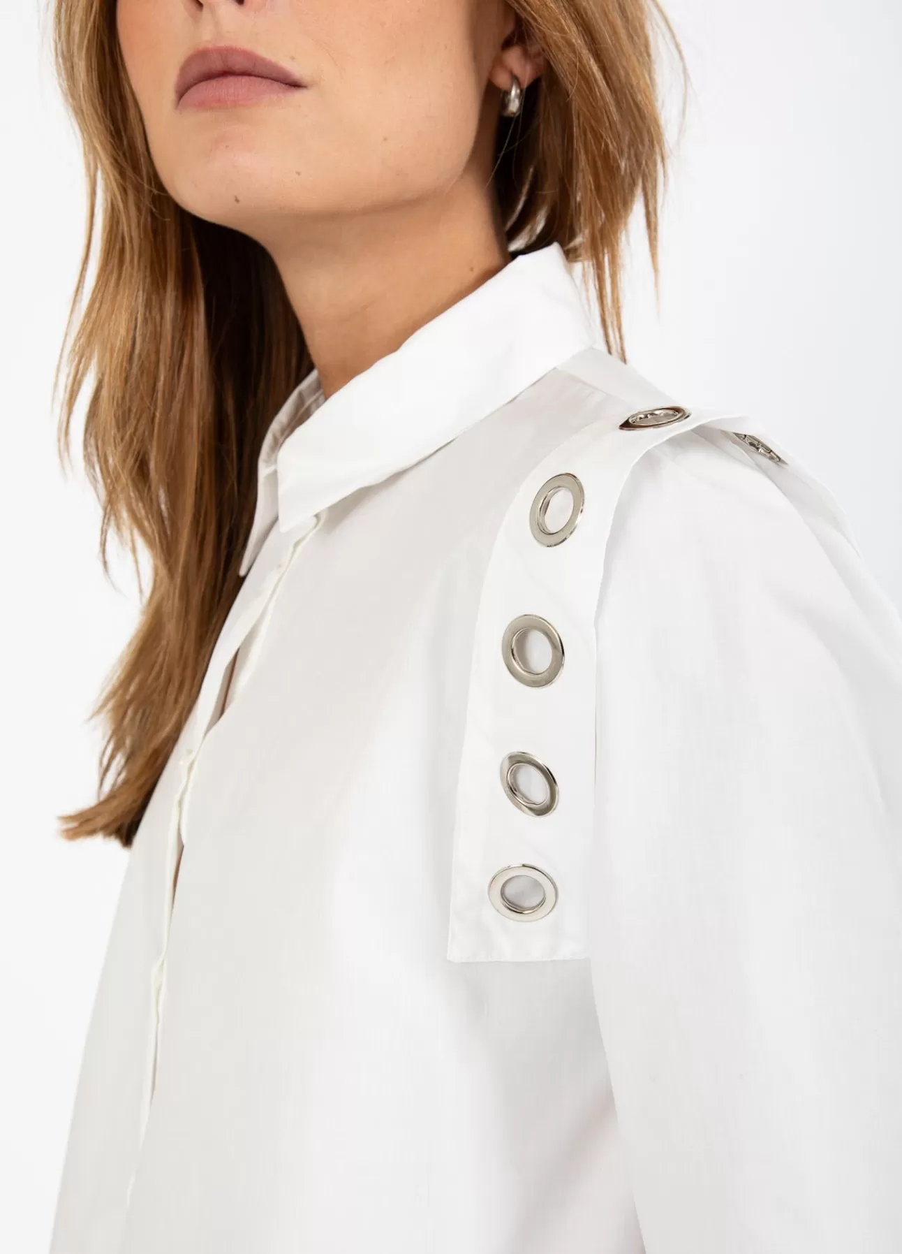 Camicia Coster Copenhagen con occhielli in metallo - Stile urban chic per donna, design nordico contemporaneo