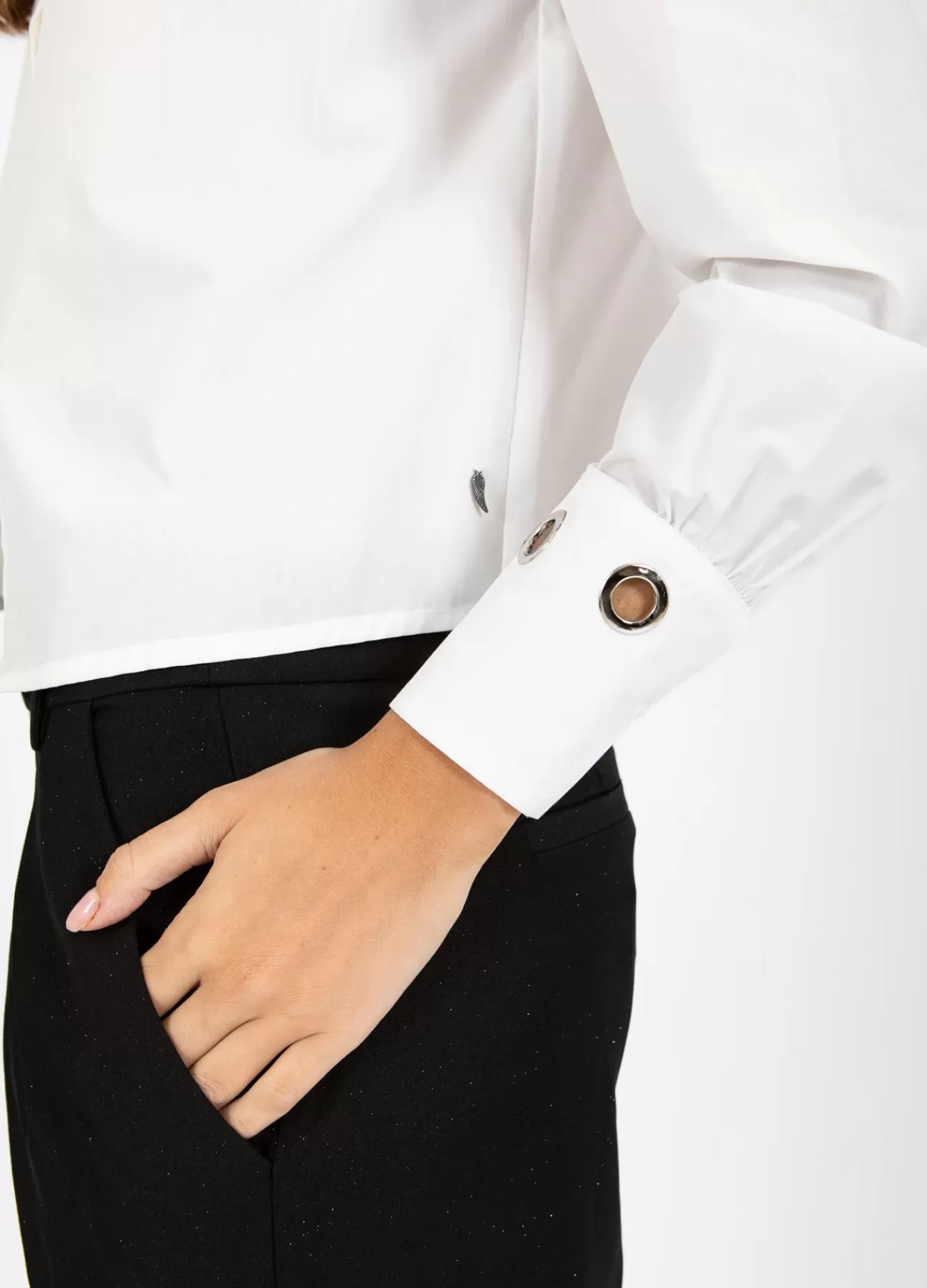 Camicia Coster Copenhagen con occhielli in metallo - Stile urban chic per donna, design nordico contemporaneo