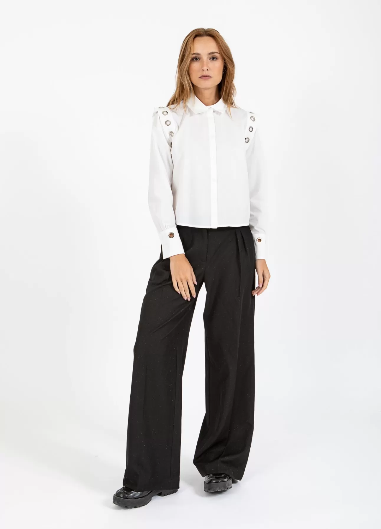 Camicia Coster Copenhagen con occhielli in metallo - Stile urban chic per donna, design nordico contemporaneo
