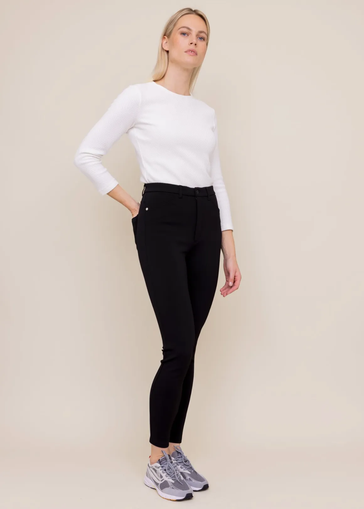 VANILIA Jeans Skinny Ultra Elasticizzati - Nero Intenso con Massima Comodità 

Jeans Skinny Super Elasticizzati VANILIA | Nero Moda | Taglio Adattivo e Confortevole 

VANILIA Pantaloni Skinny Ultramoderni - Elasticizzati Premium in Nero Assoluto 

Jeans Aderenza Perfetta VANILIA | Nero Puro | Tecnologia Stretch Avanzata per Movimento Libero 

Skinny VANILIA Nero Notte - Jeans Ultra Elastici con Fodera Morbida per Giornate Dynamiche