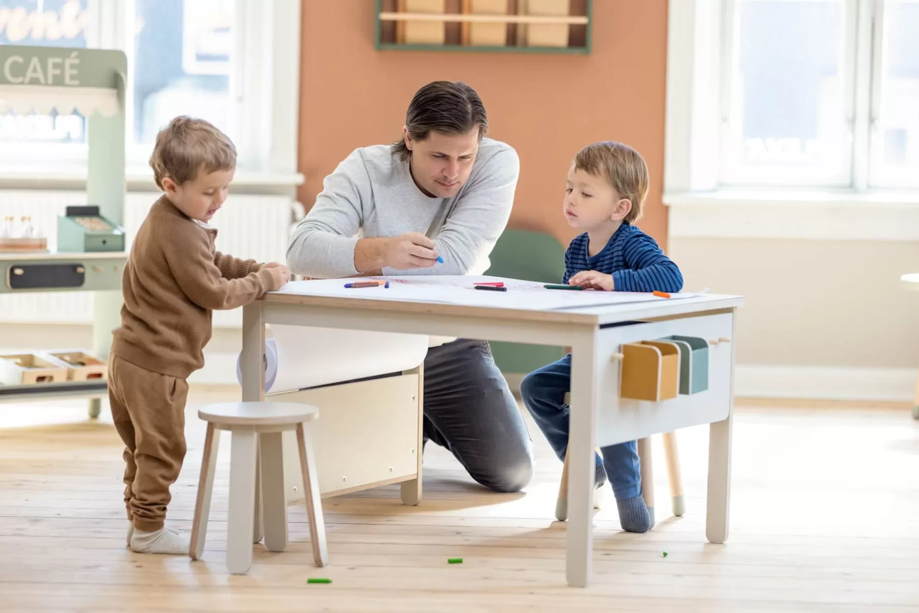 FLEXA Sgabello Ergonomico con Scrivania Regolabile - Set Creativo per Disegno e Pittura con Cavalletto Integrato