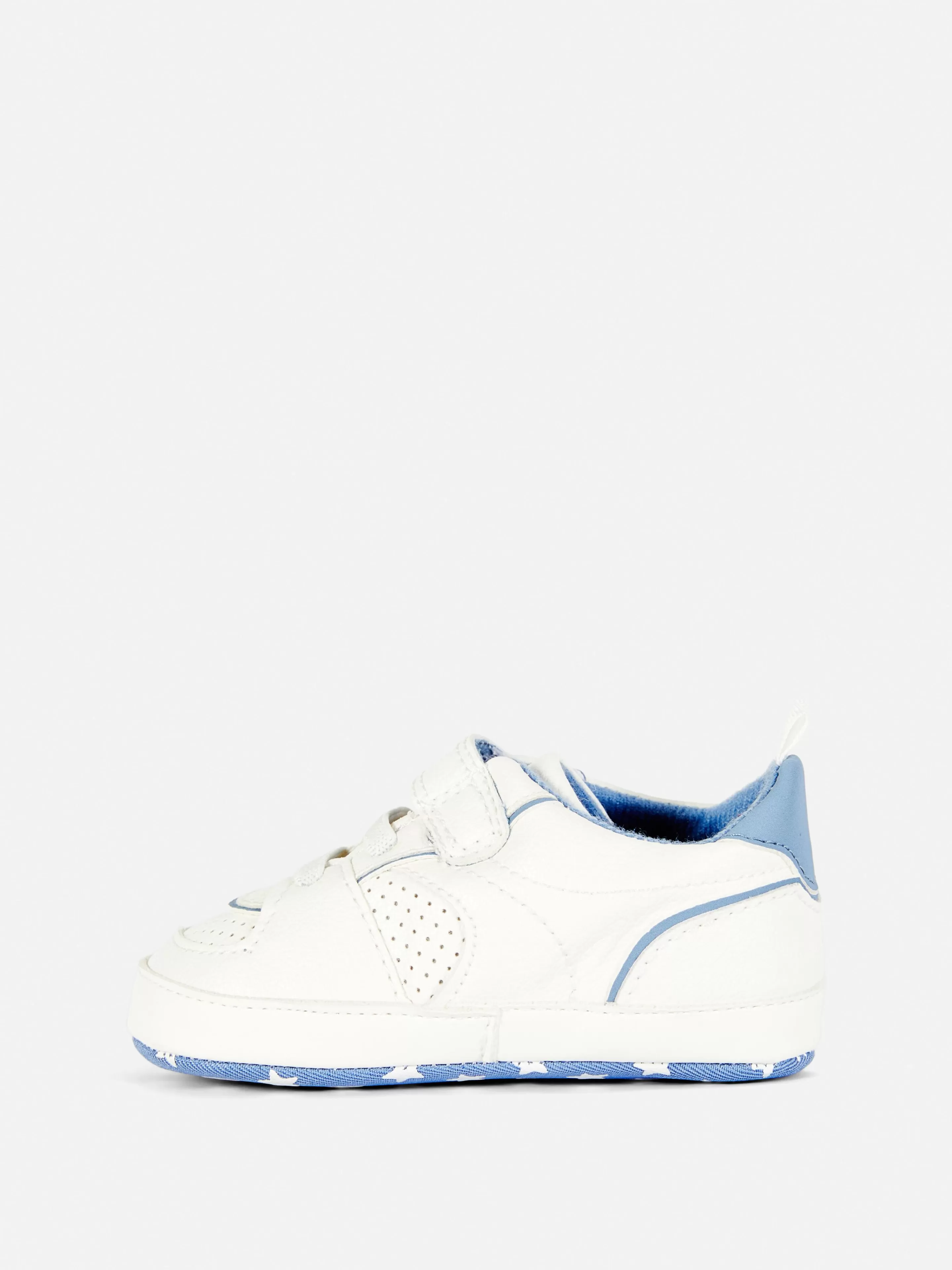 Scarpe da tennis Primark in stile casual con suola stellata bianca, design basso e comfort ottimale per tutti i giorni.