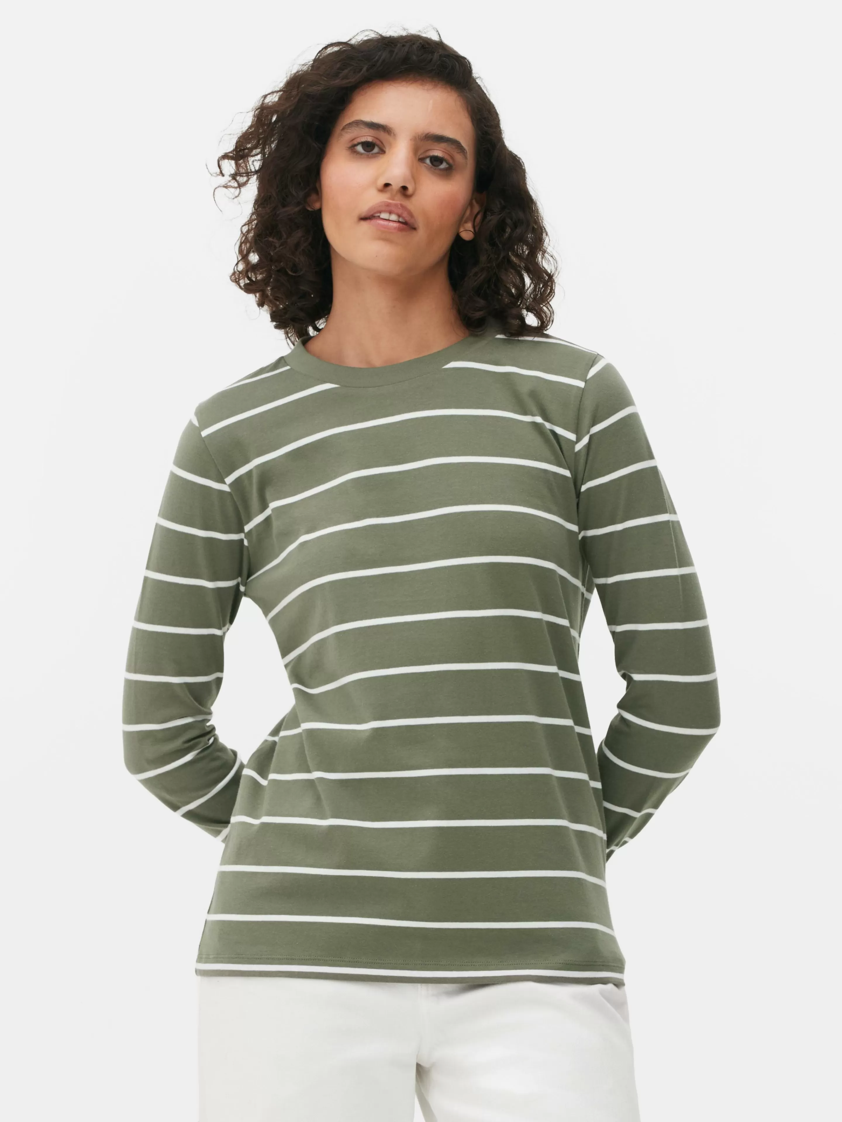 Maglietta manica lunga Primark in tessuto morbido con righe sottili, tono sabbia naturale - ideale per look casual e confortevoli.
