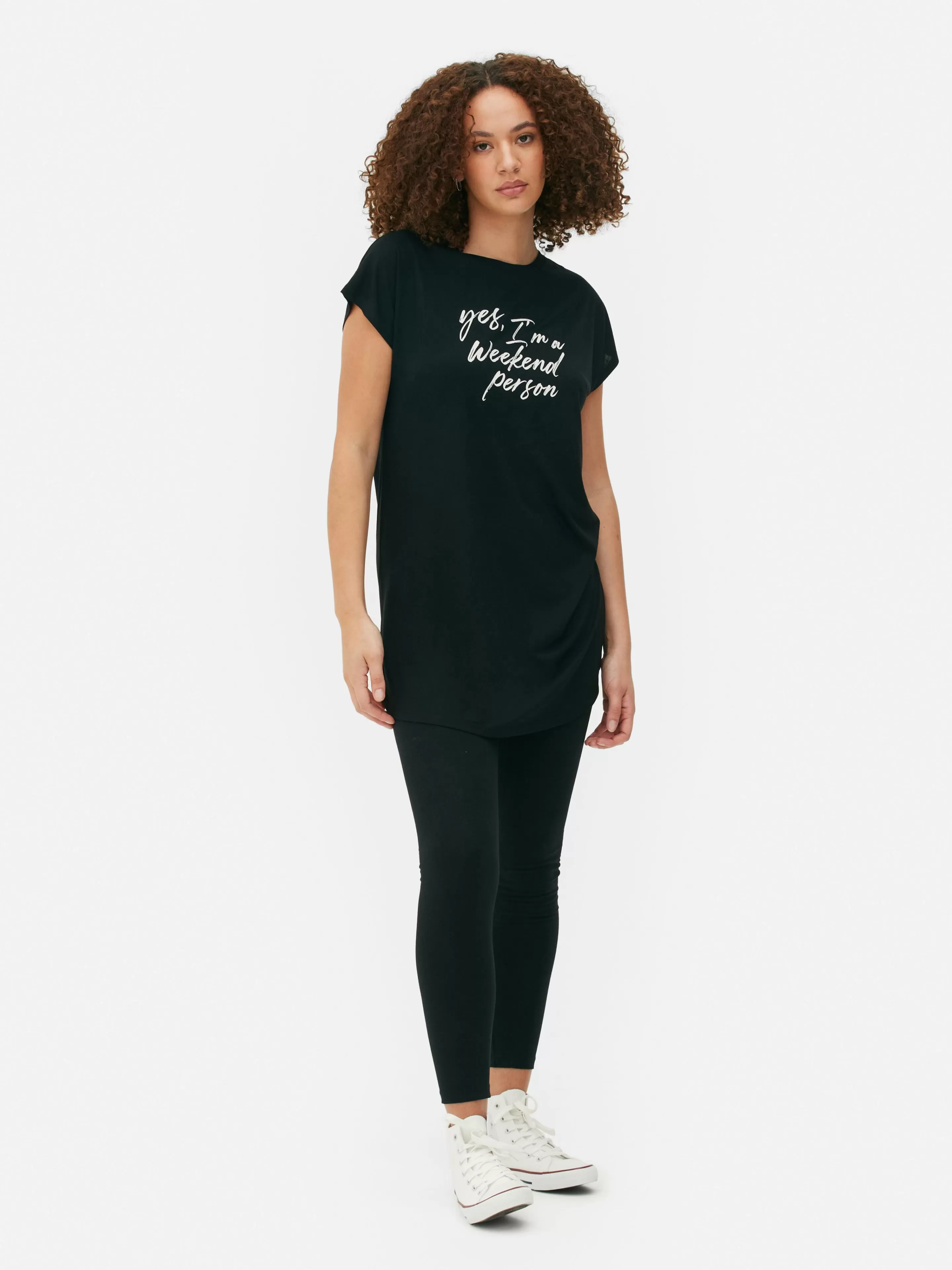 Maglietta lunga casual Primark in cotone nero, collo tondo e taglio essenziale