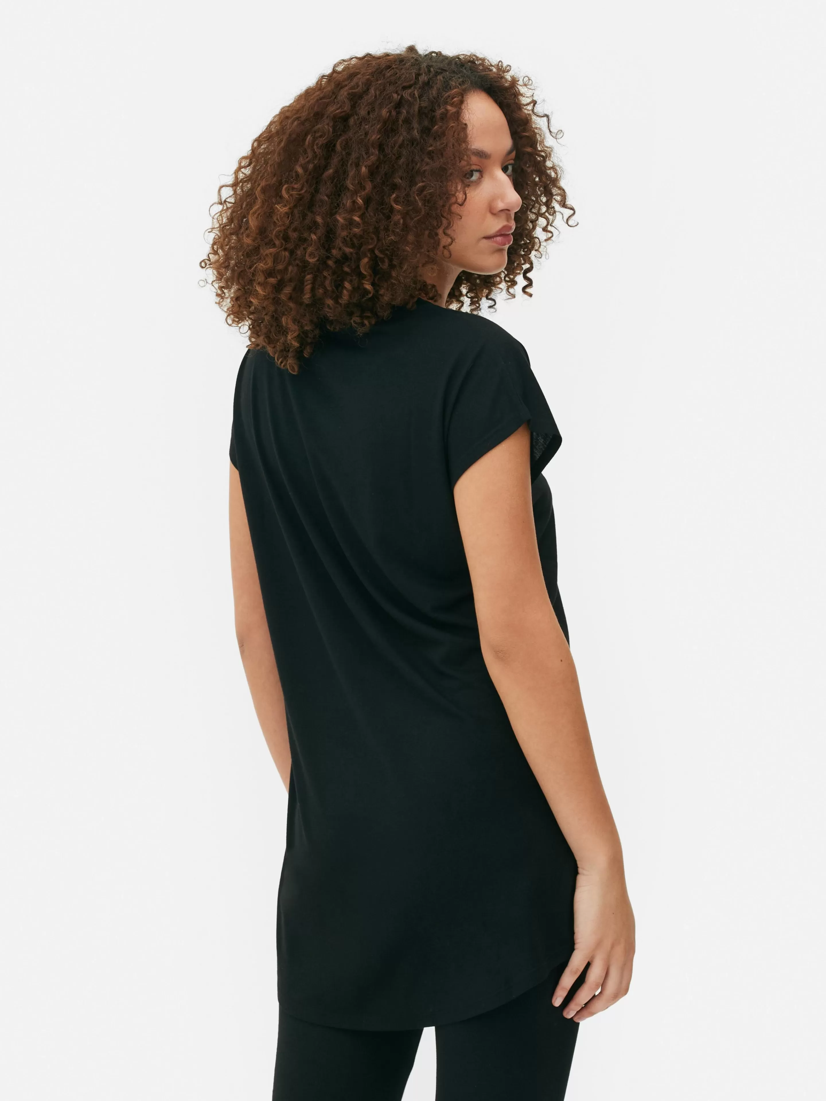 Maglietta lunga casual Primark in cotone nero, collo tondo e taglio essenziale