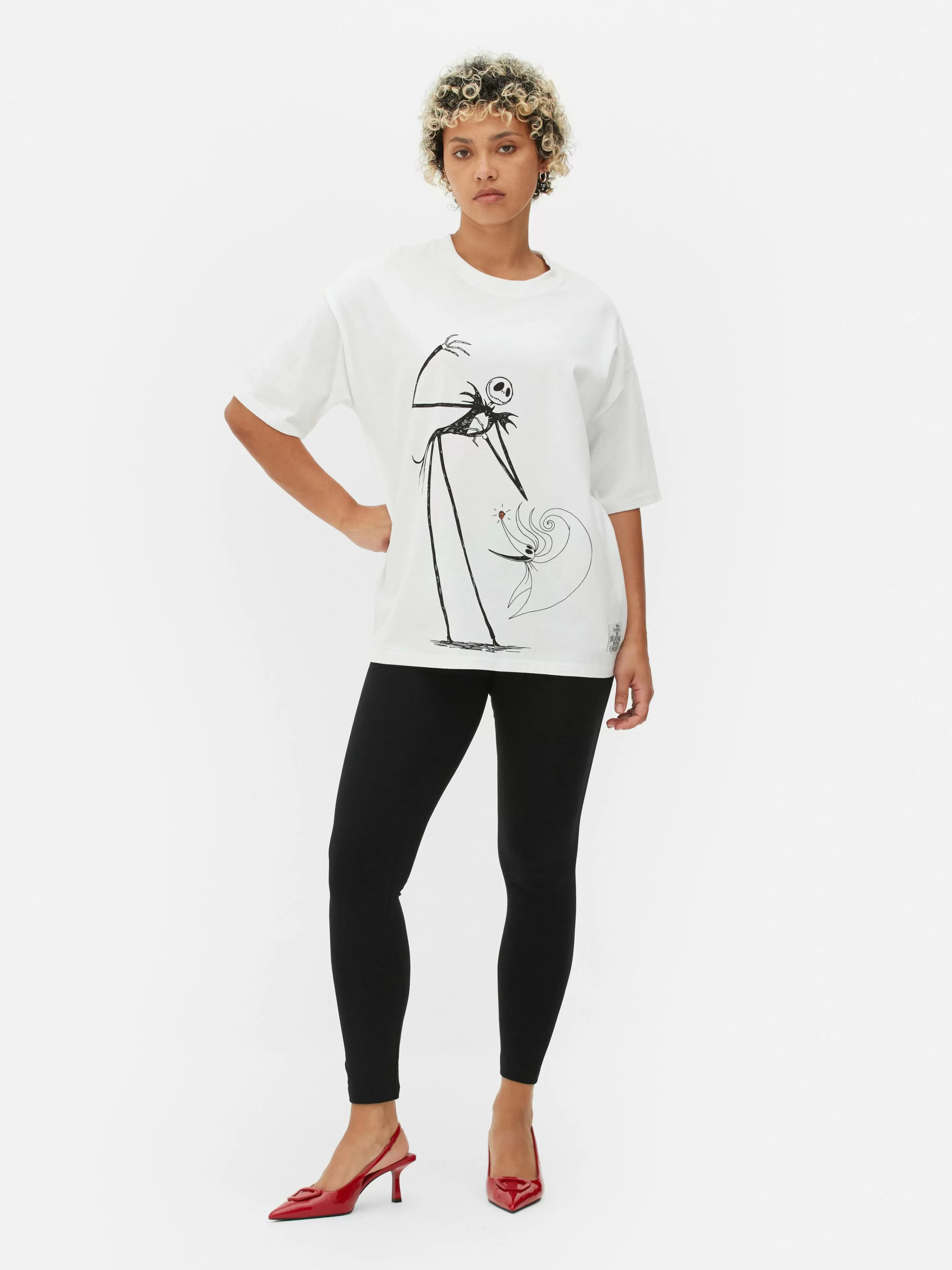 Maglietta Oversize Disney Tim Burton - Il Strano Mondo di Jack 
Collezione Esclusiva Primark 
Modello Unisex in Cotone Bianco 
Design Iconico da Film Cult 
Taglio Comodo e Stile Vintage