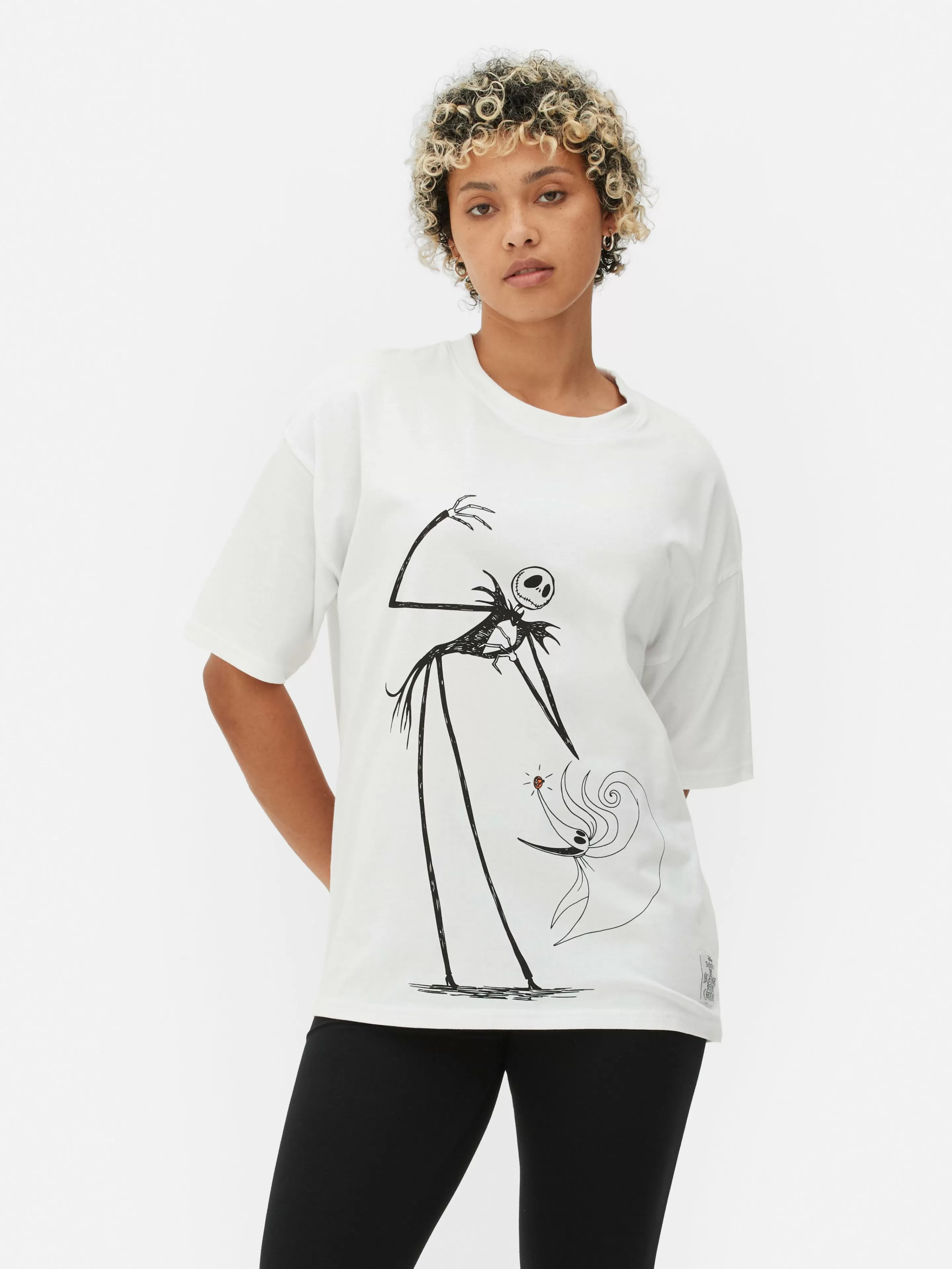 Maglietta Oversize Disney Tim Burton - Il Strano Mondo di Jack 
Collezione Esclusiva Primark 
Modello Unisex in Cotone Bianco 
Design Iconico da Film Cult 
Taglio Comodo e Stile Vintage