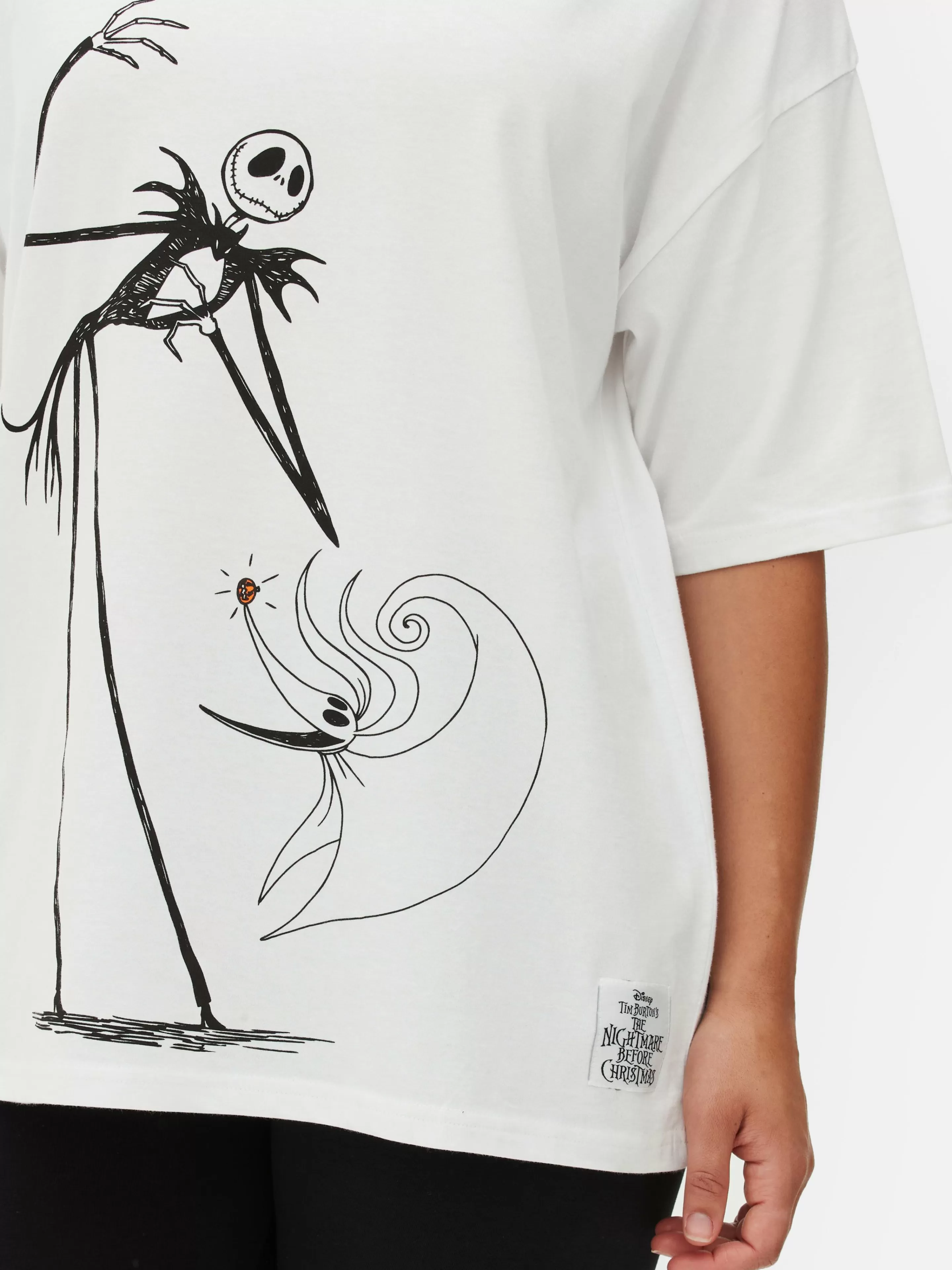 Maglietta Oversize Disney Tim Burton - Il Strano Mondo di Jack 
Collezione Esclusiva Primark 
Modello Unisex in Cotone Bianco 
Design Iconico da Film Cult 
Taglio Comodo e Stile Vintage
