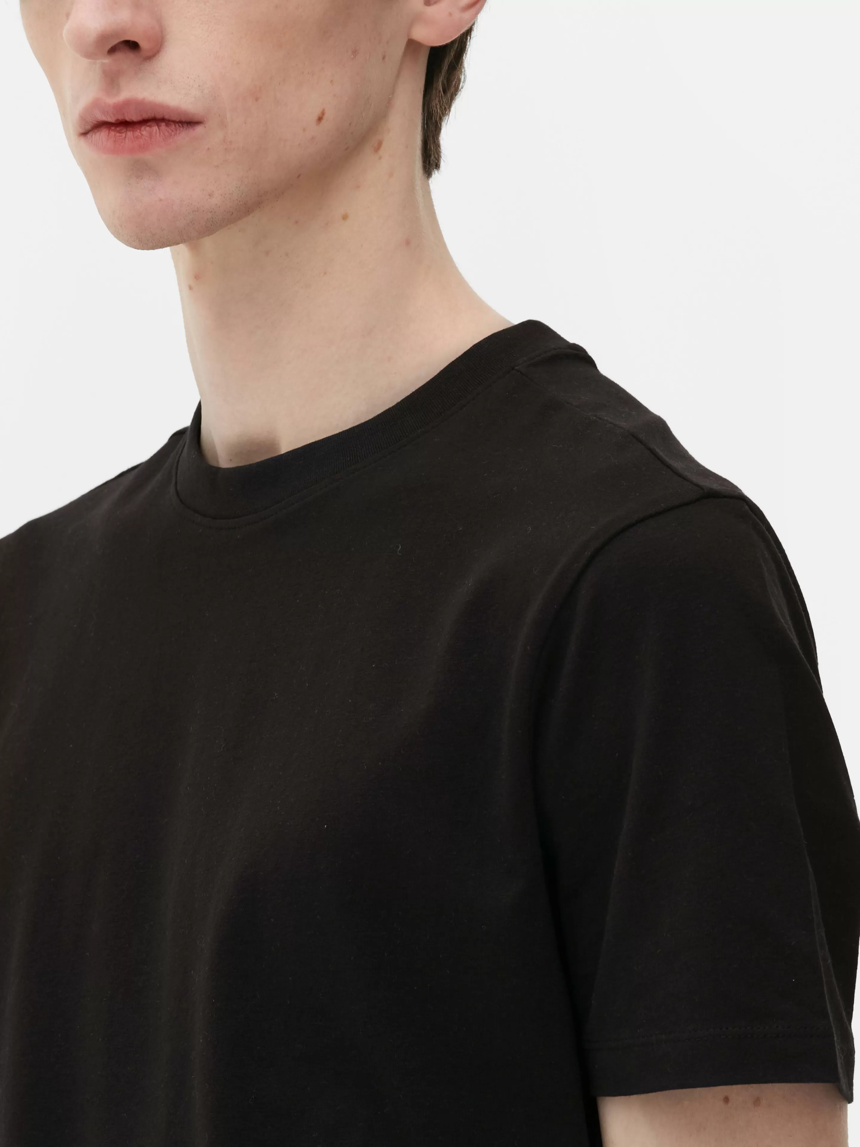 Maglietta Essentials Primark - Taglio Perfetto Nero per Stile Casual 

Comoda T-Shirt Linea Justo di Primark - Nero Unisex per Look Quotidiano 

Top in Cotone Primark con Fodera Morbida - Taglio Oversized Nero per Donna 

Maglietta Basic Primark Nero - Formato Regular Fit per Abbigliamento Casual 

Primark Essentials: T-Shirt Unisex Taglio Giusto - Nero Puro per Outfit Minimalist