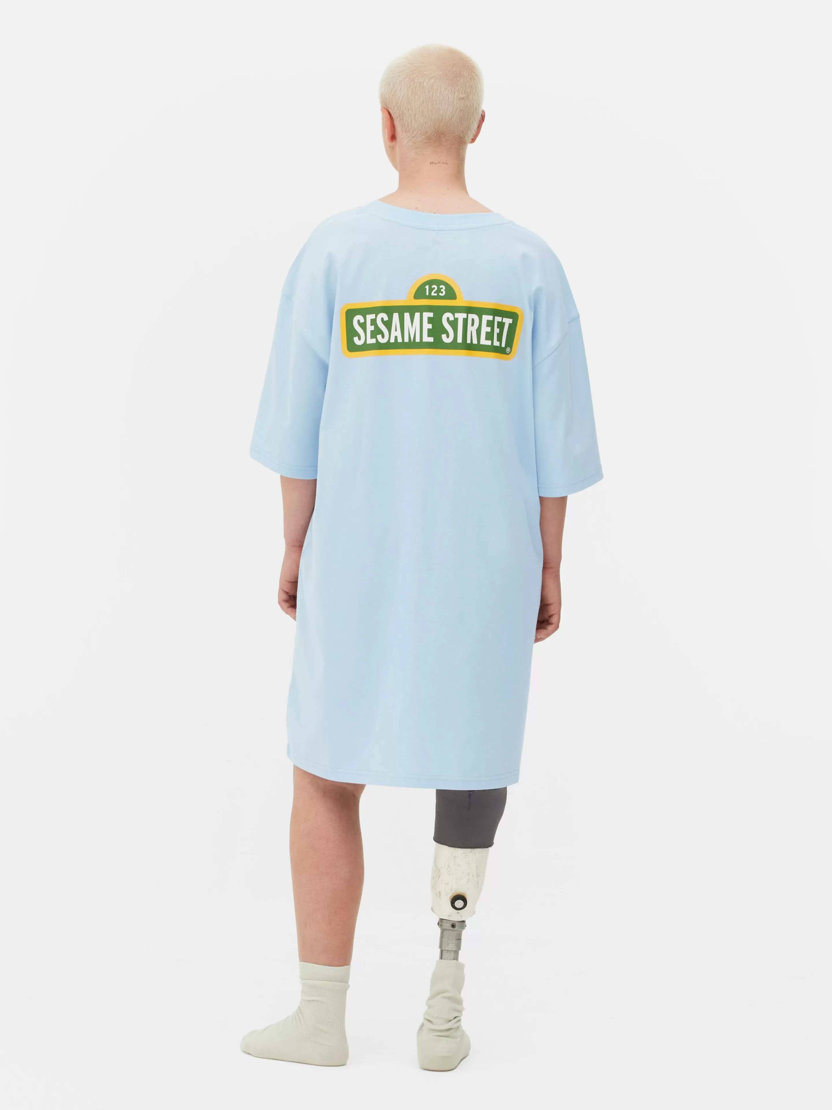 Primark - Pigiami Comodi in Jersey Blu con Stampa Ispirata a Sesamo Street, Taglio Ampio e Lungo per un Sonno Sereno